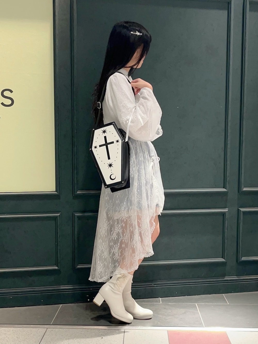 「axes femme、axes femme POETIQUE、ドロストスカート、淡色コーデ、スカート」｜「axes femme POETIQUEのコルセットレイヤードスカート（スカート、グレー系）」を使った、ぁゅゅさん（レディース・154cm）の秋コーディネートの3枚目の写真