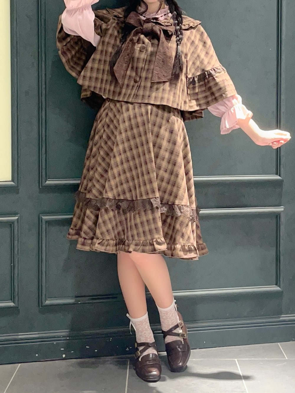 「axes femme POETIQUE、チェック、チェック柄、チェックスカート、秋、秋コーデ、秋のコーデ、秋服、秋服準備はじめました、探偵、ガーリー、おでかけ、レディースファッション、着回しコーデ、ケープ」|「axes femme POETIQUEのレース重ねリボンタイ付ケープ(ベスト、ブラウン系)」を使った、ぁゅゅさん(レディース・154cm)の夏コーディネートの2枚目の写真