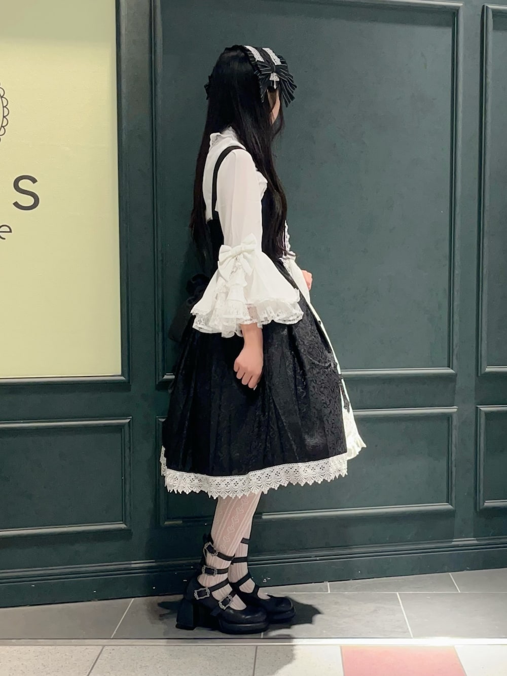 「Chalmiere、ハロウィン、ハロウィンコーデ、秋、秋コーデ、ロリータ、ゴシック、halloween、ジャガード、姫袖、ブラウス、モノトーン、モノトーンコーデ」｜「Chalmiereの４連バックルパンプス（パンプス、ブラック系）」を使った、ぁゅゅさん（レディース・154cm）の秋コーディネートの2枚目の写真