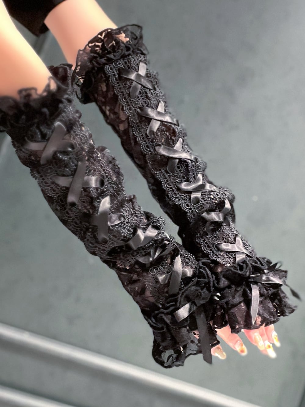 「Chalmiere、ハロウィン、ハロウィンコーデ、ゴシック、ゴシックロリータ、ロリータ、lolitafashion、赤×黒、赤、ユニバ、ストライプ、ミニスカート、アームカバー、halloween」｜「Chalmiereのレースアップアームカバー（手袋、ブラック系）」を使った、ぁゅゅさん（レディース・154cm）の秋コーディネートの5枚目の写真