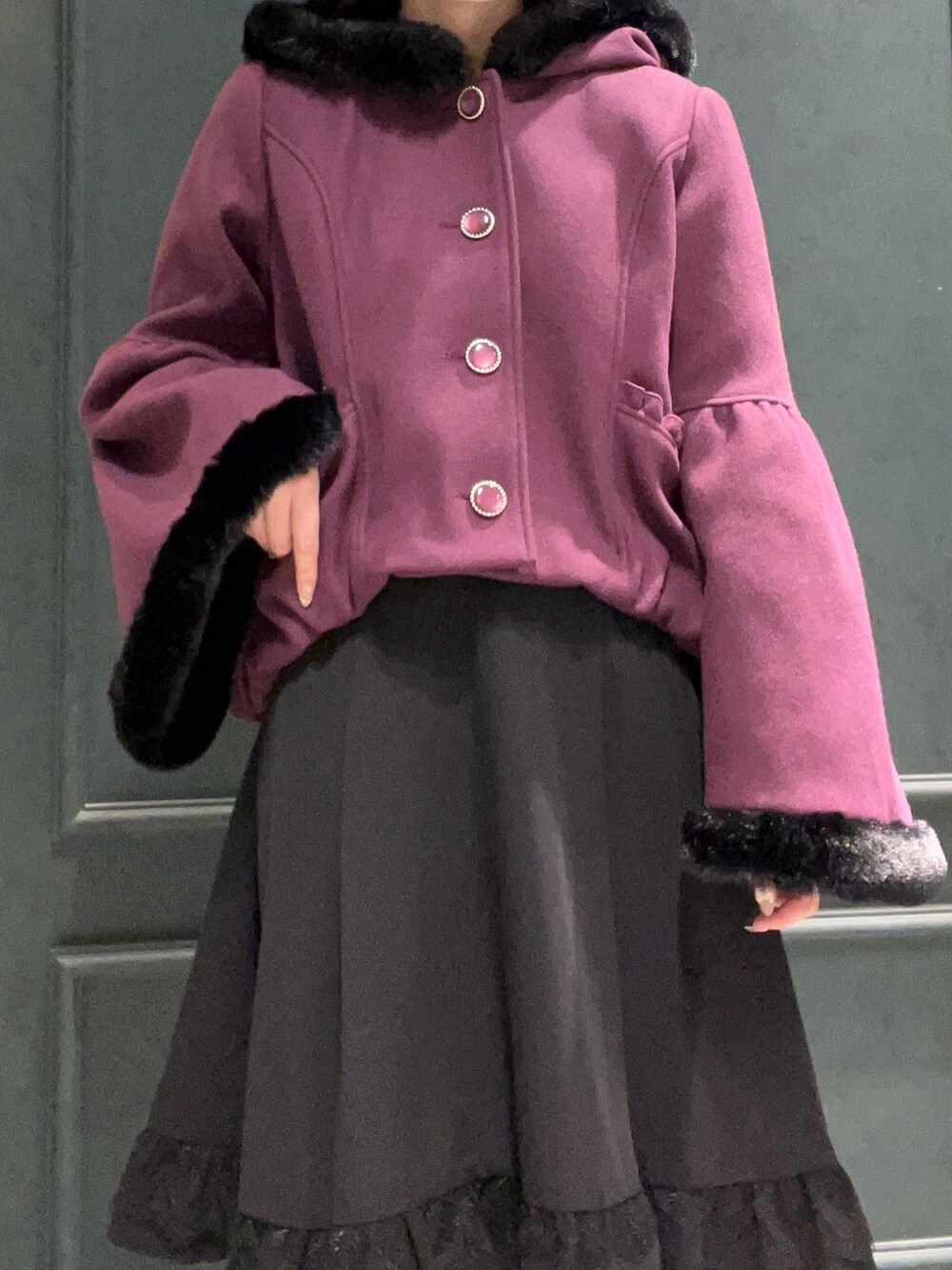 「axes femme、axes femme POETIQUE、コート、アウター、冬コーデ、パープル、紫、ベルスリーブ、ショートコート」｜「axes femme POETIQUEのベルスリーブフード付コート（その他アウター、パープル系）」を使った、ぁゅゅさん（レディース・154cm）の秋コーディネートの4枚目の写真