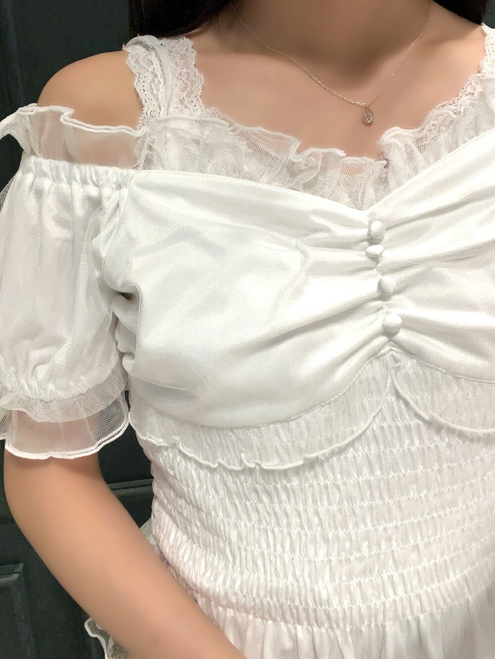 「axes femme、夏、夏コーデ、低身長、低身長コーデ、ひまわり柄、ひまわり、花柄、花柄スカート、スカートスタイル、スカート、チュールトップス、チュール、オフショル、サンダル」｜「axes femmeの合皮×雑材バイカラーバッグ（かごバッグ、ブラウン系）」を使った、ぁゅゅさん（レディース・154cm）の夏コーディネートの8枚目の写真