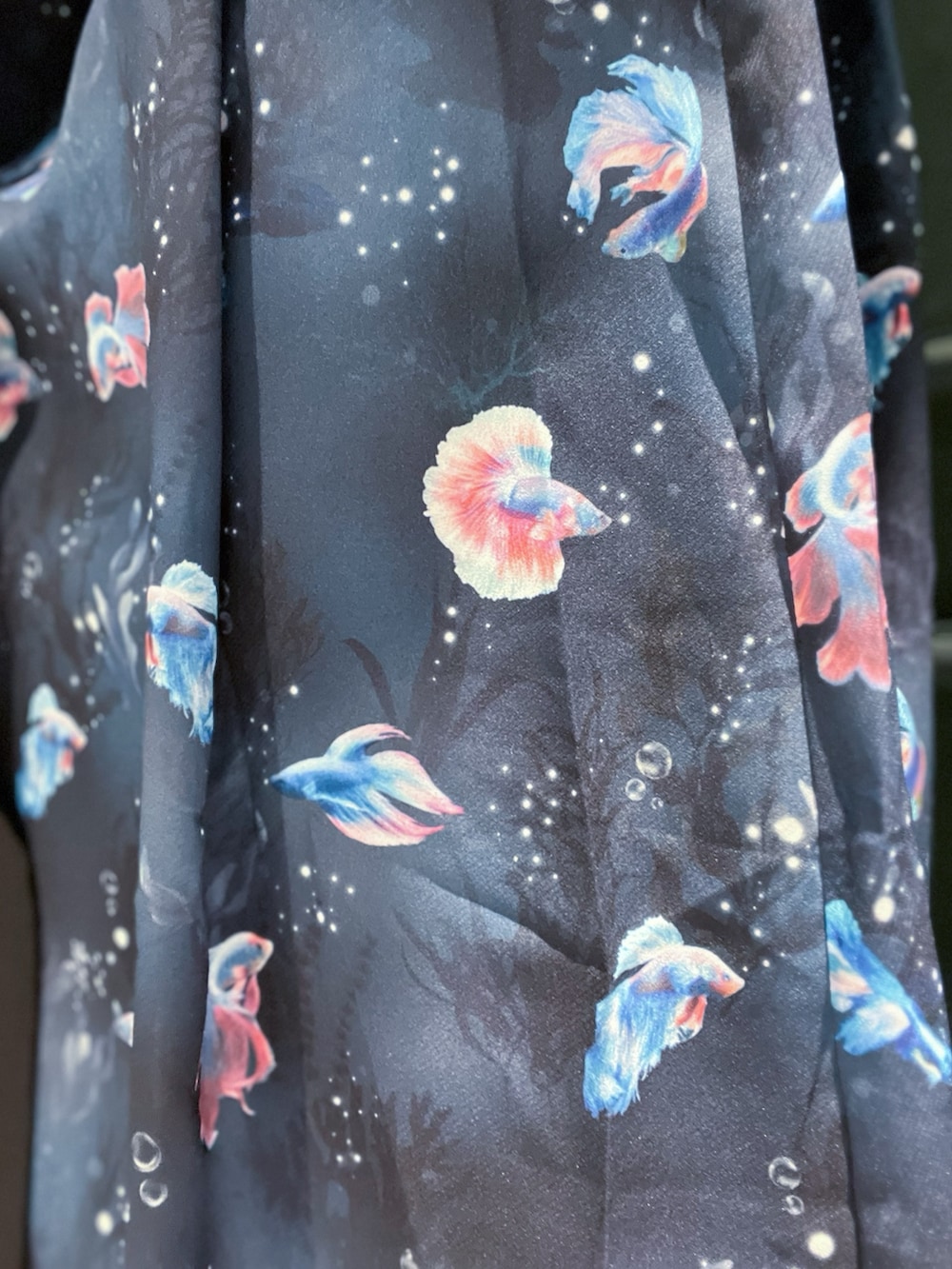 「axes femme POETIQUE、POETIQUE、ランブルフィッシュ、ベタ、魚、魚柄、夏、夏コーデ、低身長、低身長コーデ、モード、モード系、モードスタイル、夏ファッション」｜「axes femme POETIQUEのランブルフィッシュワンピース（ワンピース、ブラック系）」を使った、ぁゅゅさん（レディース・154cm）の夏コーディネートの7枚目の写真