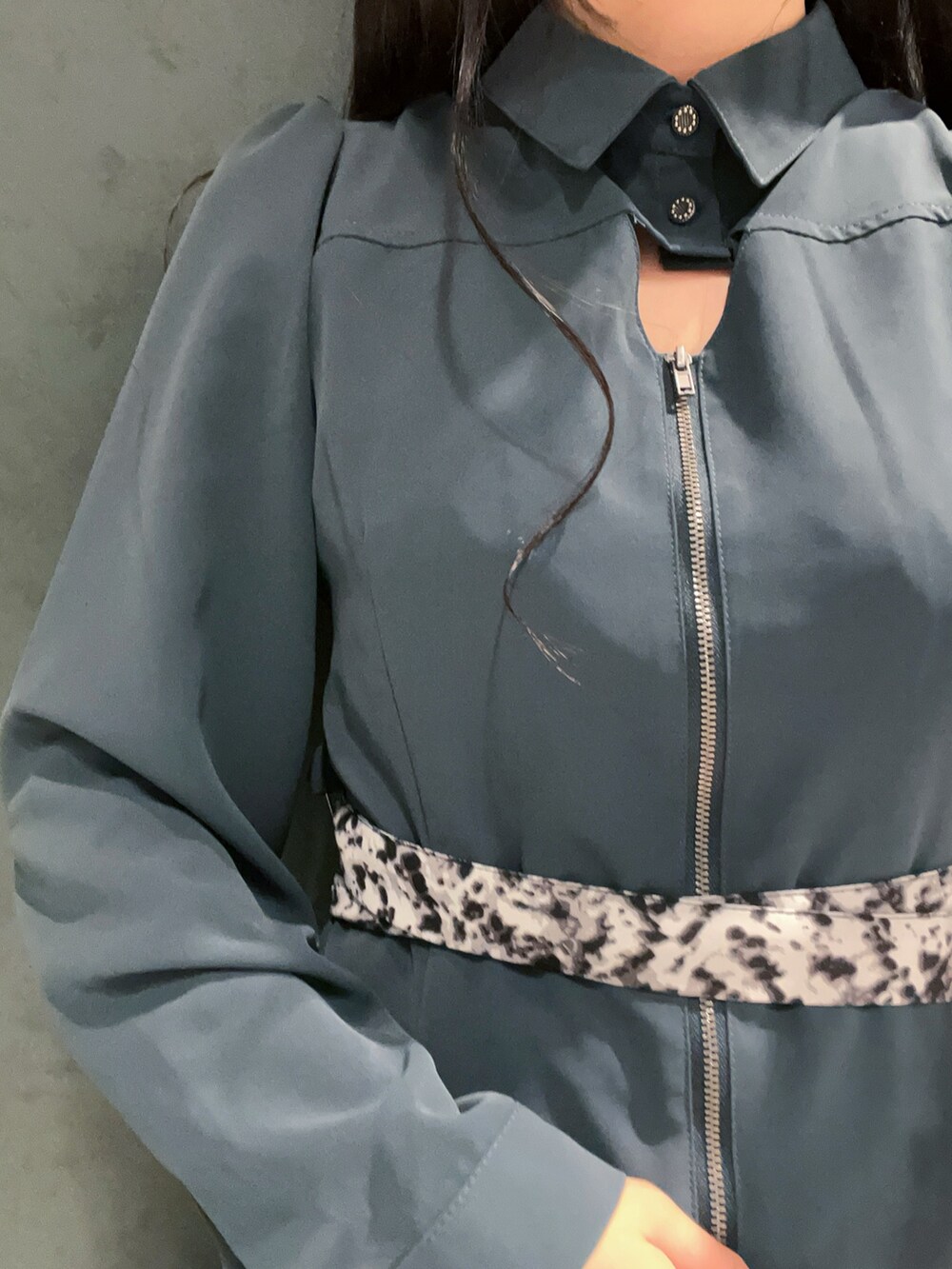 「axes femme、axes femme POETIQUE、ワンピース、ワンピーススタイル、大人かわいい、きれいめ、きれいめコーディネート、グリーン、細見え、ベルト」｜「axes femme POETIQUEのスネークベルトロングワンピース（ワンピース、ブルー系）」を使った、ぁゅゅさん（レディース・154cm）の冬コーディネートの4枚目の写真