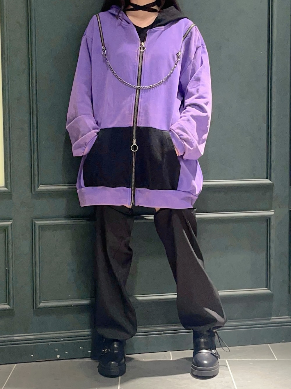 パープル系のパーカー、パープル系のTシャツ/カットソー、ブラック系のその他パンツを着用したレディースの秋コーディネートの6枚目の写真