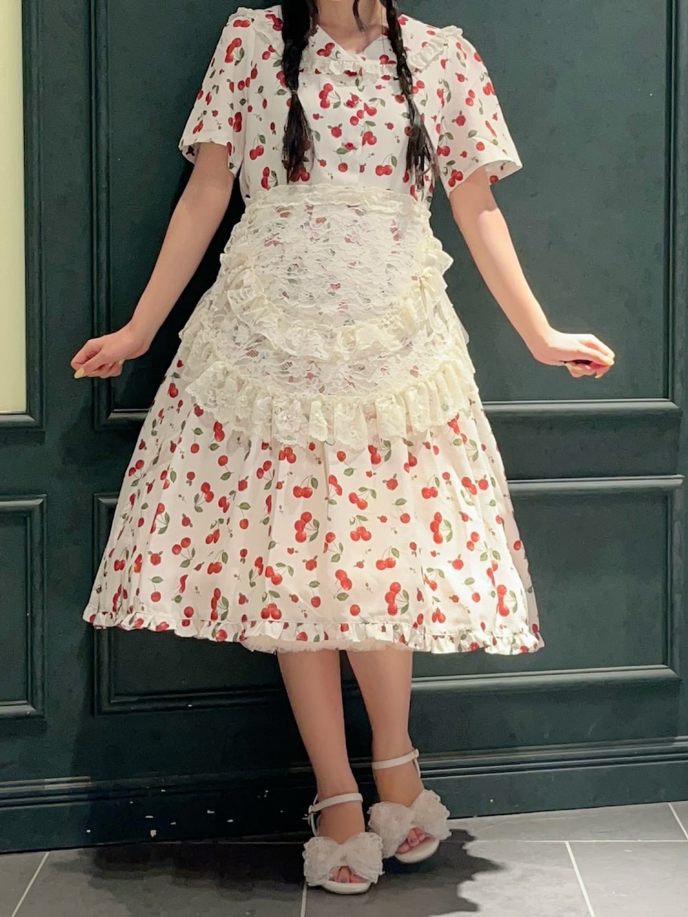 「axes femme、さくらんぼ、さくらんぼ柄、チェリー、セーラー、セーラー襟、セーラーワンピース、夏、夏コーデ、低身長、お出かけコーデ、夏服、かごバッグ、バブーシュカ、エプロン」｜「axes femmeのチェリーローズ柄セーラーワンピース（ワンピース、ホワイト系）」を使った、ぁゅゅさん（レディース・154cm）の夏コーディネートの2枚目の写真