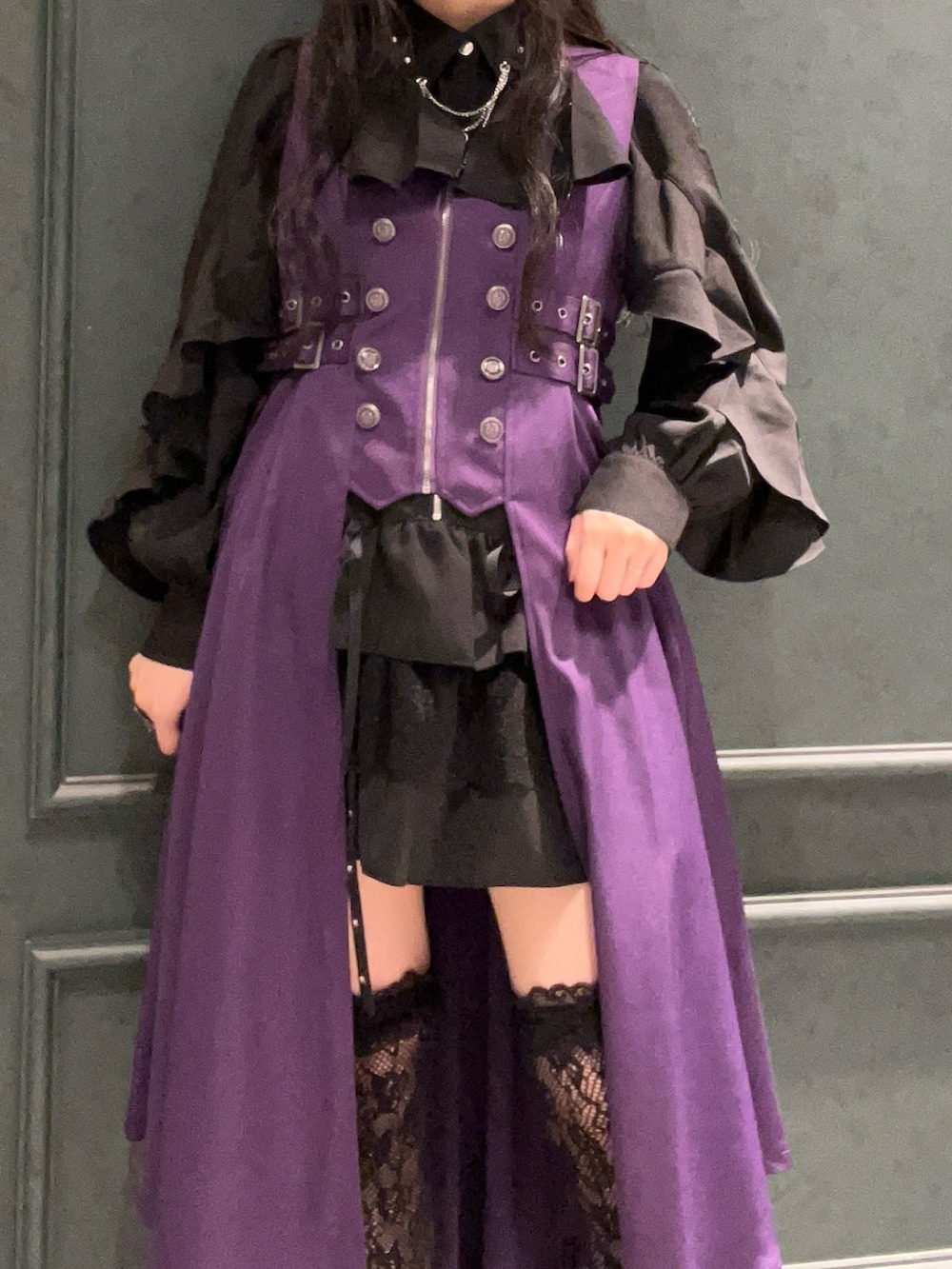 パープル系のベスト、ブラック系のシャツ/ブラウス、ブラック系のスカートを着用したレディースの秋コーディネートの4枚目の写真