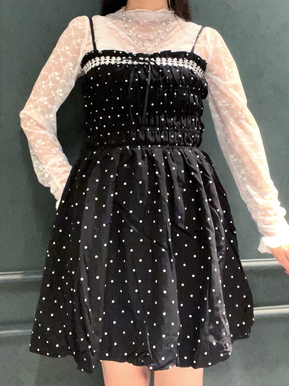 「axes femme POETIQUE、モノトーンコーデ、モノトーン、ガーリー、ガーリーコーデ、ドット柄、ドット、キャミワンピ、レディース、レディースファッション、レース、スニーカー、スニーカーコーデ、バッグ、秋服準備はじめました」|「axes femme POETIQUEのバルーンキャミチュニック(チュニック、ブラック系)」を使った、ぁゅゅさん(レディース・154cm)の秋コーディネートの6枚目の写真