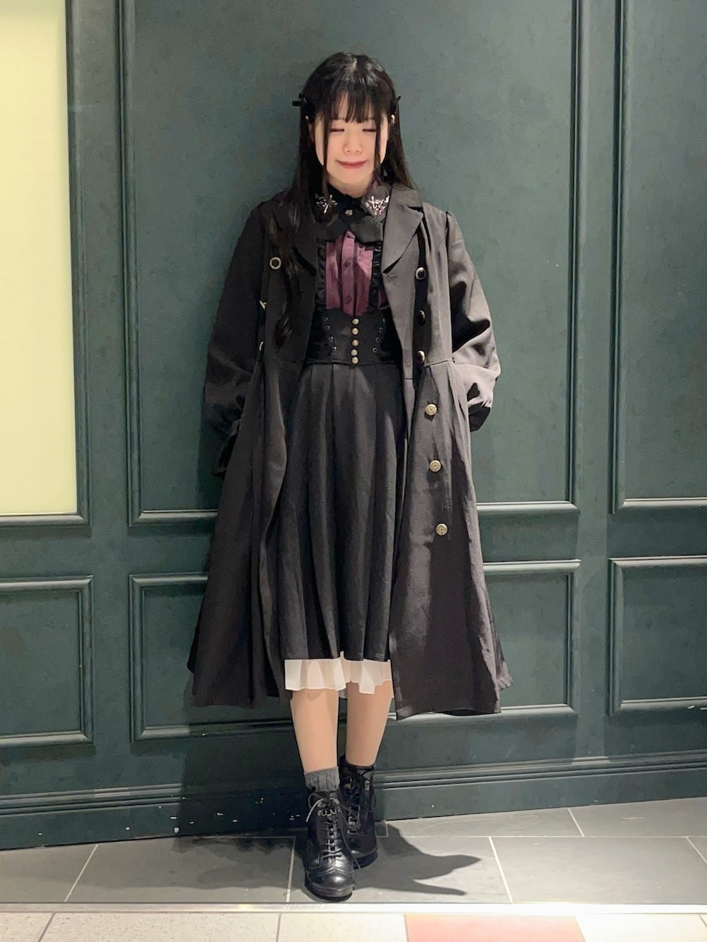 パープル系のシャツ/ブラウス、ブラック系のブーツ、ブラック系のショルダーバッグを着用したレディースの秋コーディネートの6枚目の写真