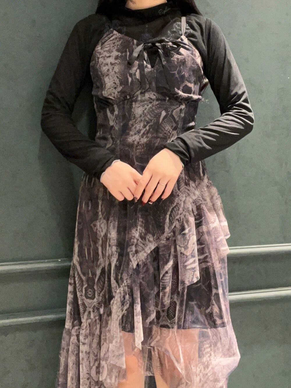 「axes femme、axes femme POETIQUE、スネーク柄、蛇柄、蛇、ダークトーンコーデ」｜「axes femme POETIQUEのスネークスケールチュールワンピース（ワンピース、ブラック系）」を使った、ぁゅゅさん（レディース・154cm）の冬コーディネートの3枚目の写真