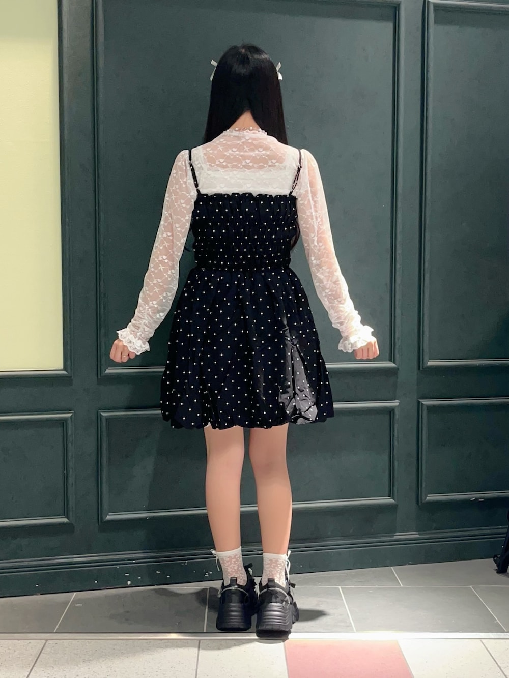 「axes femme POETIQUE、モノトーンコーデ、モノトーン、ガーリー、ガーリーコーデ、ドット柄、ドット、キャミワンピ、レディース、レディースファッション、レース、スニーカー、スニーカーコーデ、バッグ、秋服準備はじめました」|「axes femme POETIQUEのバルーンキャミチュニック(チュニック、ブラック系)」を使った、ぁゅゅさん(レディース・154cm)の秋コーディネートの5枚目の写真