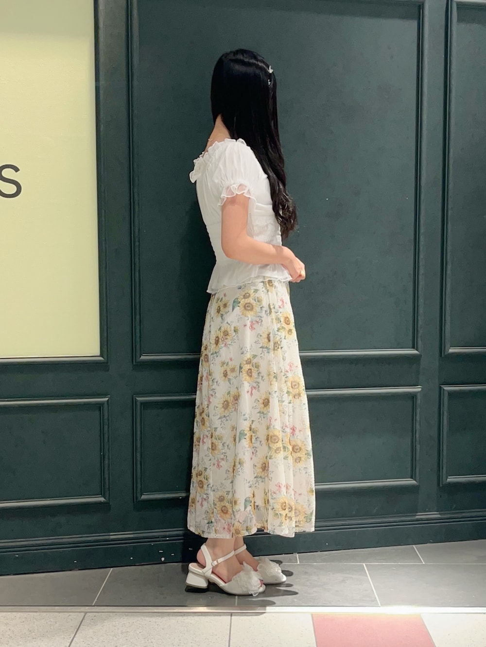 「axes femme、夏、夏コーデ、低身長、低身長コーデ、ひまわり柄、ひまわり、花柄、花柄スカート、スカートスタイル、スカート、チュールトップス、チュール、オフショル、サンダル」｜「axes femmeの合皮×雑材バイカラーバッグ（かごバッグ、ブラウン系）」を使った、ぁゅゅさん（レディース・154cm）の夏コーディネートの3枚目の写真