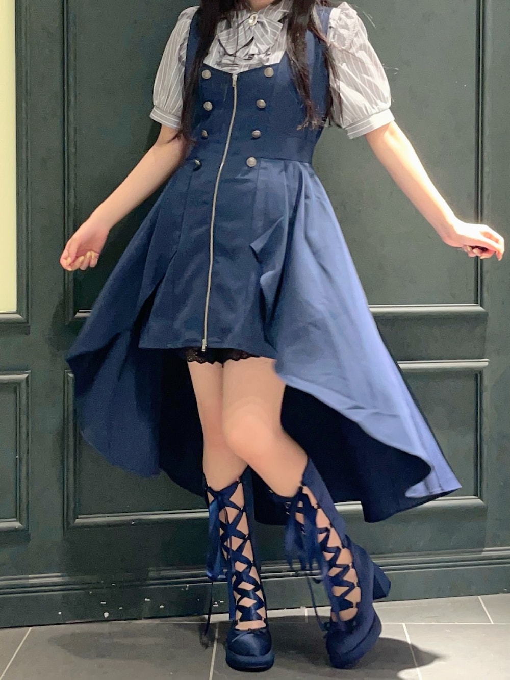 「axes femme POETIQUE、POETIQUE、ネイビー、ベスト、ミニ、ミニワンピ、ロングベスト、レースアップ、クラシカル、低身長、低身長コーデ、参戦服、ジャボブラウス、指輪」|「axes femme POETIQUEのジャボブローチ付ブラウス(シャツ/ブラウス、グレー系)」を使った、ぁゅゅさん(レディース・154cm)の夏コーディネートの2枚目の写真