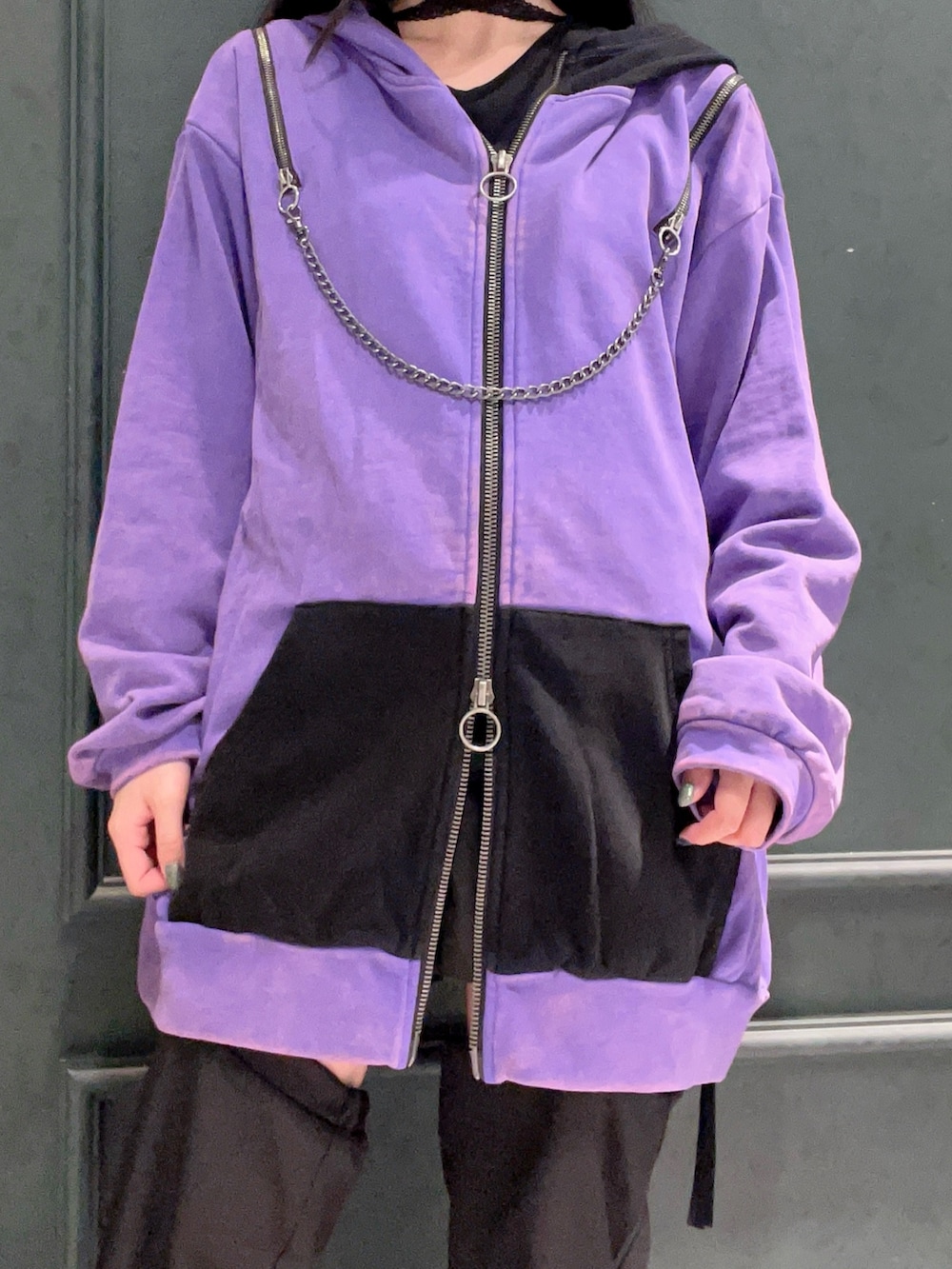 パープル系のパーカー、パープル系のTシャツ/カットソー、ブラック系のその他パンツを着用したレディースの秋コーディネートの8枚目の写真