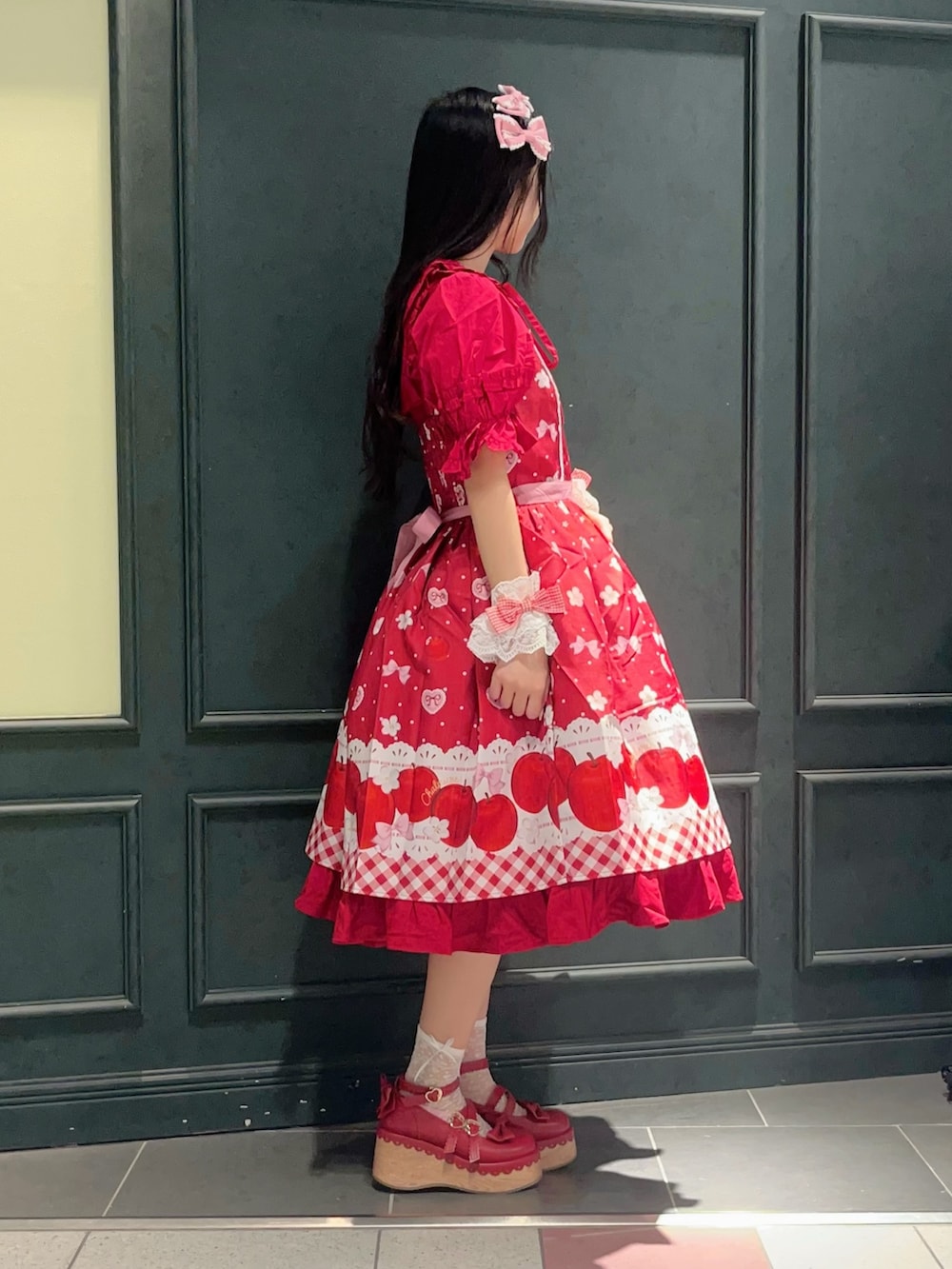 「Chalmiere、ロリータファッション、ロリータ、lolita、lolitafashion、フルーツ柄、リンゴ柄、りんご、低身長コーデ、低身長、ジャンスカ、ジャンスカコーデ、赤、レディースファッション、fashion」｜「Chalmiereのスクエア開きコットンブラウス（シャツ/ブラウス、レッド系）」を使った、ぁゅゅさん（レディース・154cm）の夏コーディネートの2枚目の写真