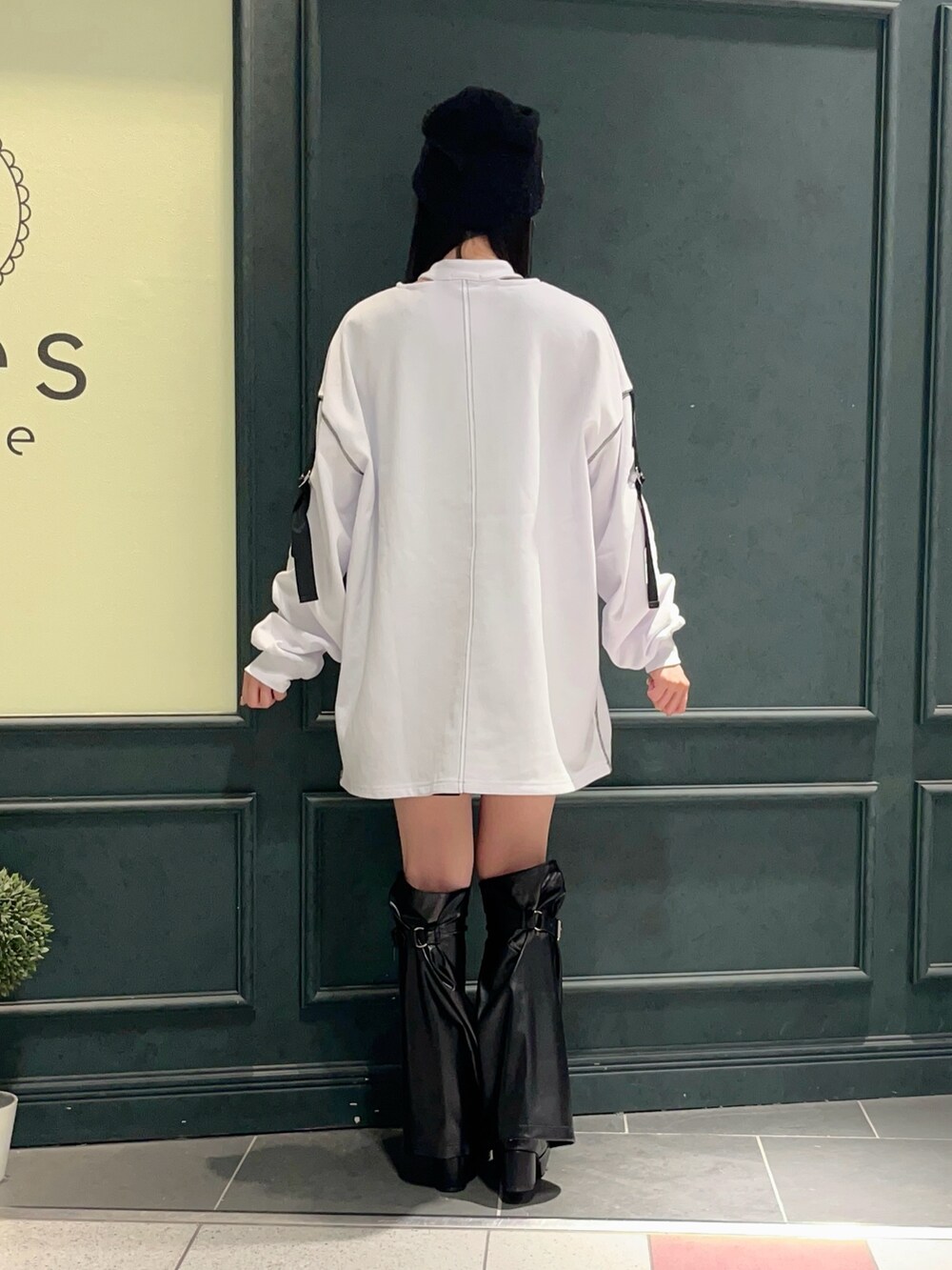 「axes femme、Fickle Bebe、低身長、モノトーン、サブカル、白黒、お出かけコーデ、モノトーンコーデ、低身長コーデ」｜「axes femme POETIQUEのチョーカー風ビックプル（Tシャツ/カットソー、ホワイト系）」を使った、ぁゅゅさん（レディース・154cm）の秋コーディネートの3枚目の写真