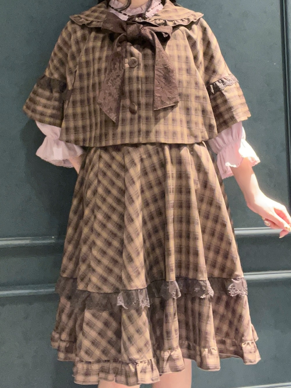 「axes femme POETIQUE、チェック、チェック柄、チェックスカート、秋、秋コーデ、秋のコーデ、秋服、秋服準備はじめました、探偵、ガーリー、おでかけ、レディースファッション、着回しコーデ、ケープ」|「axes femme POETIQUEのレース重ねリボンタイ付ケープ(ベスト、ブラウン系)」を使った、ぁゅゅさん(レディース・154cm)の夏コーディネートの5枚目の写真