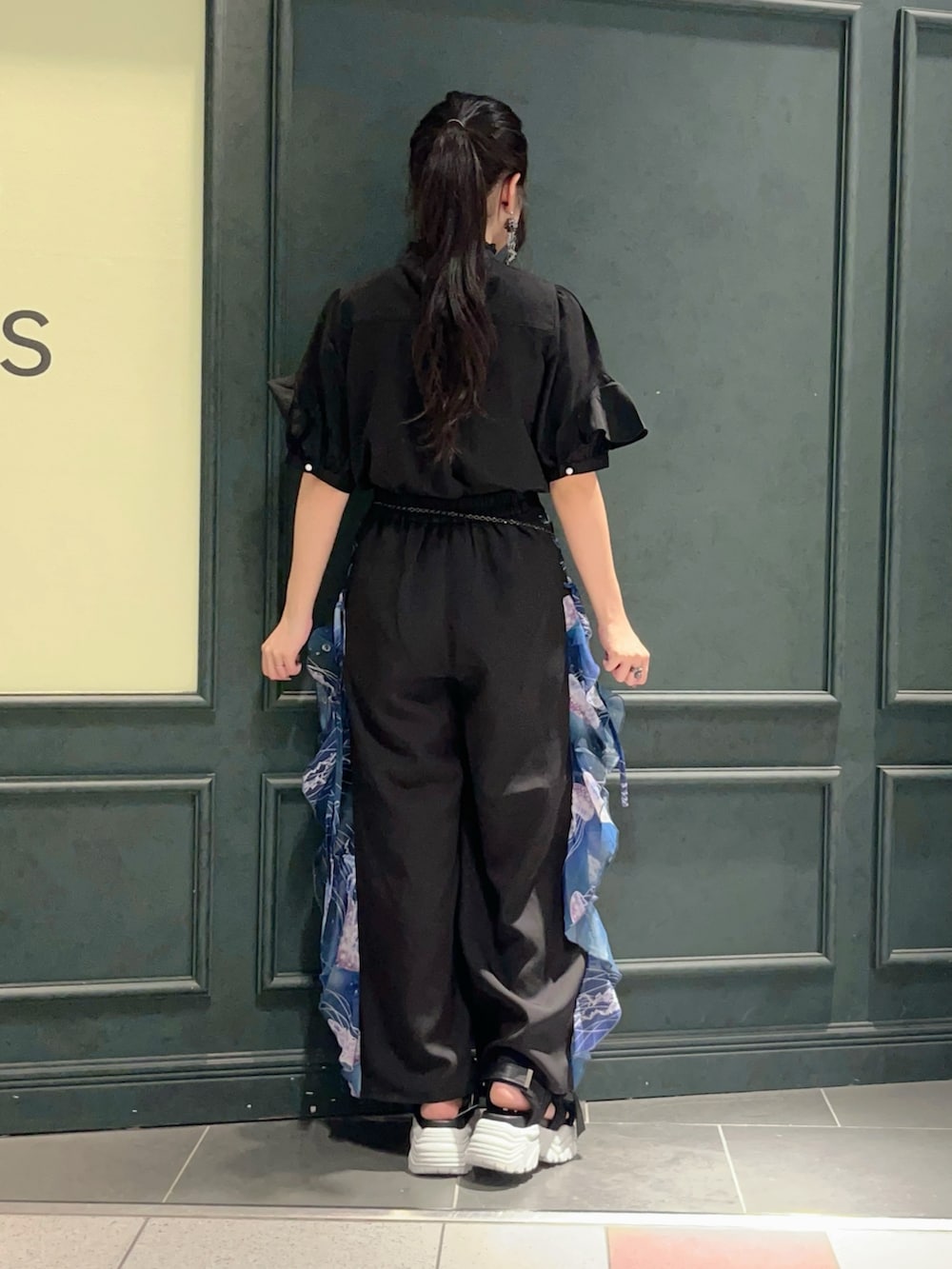 「axes femme POETIQUE、クラゲ、夏、夏コーデ、水族館、パンツスタイル、パンツコーデ、パンツ、フリルトップス、フリル、ラッフルフリル、黒、黒コーデ、夏服、レディースファッション」｜「axes femme POETIQUEのランブルフィッシュベルト（ベルト、ブラック系）」を使った、ぁゅゅさん（レディース・154cm）の夏コーディネートの3枚目の写真