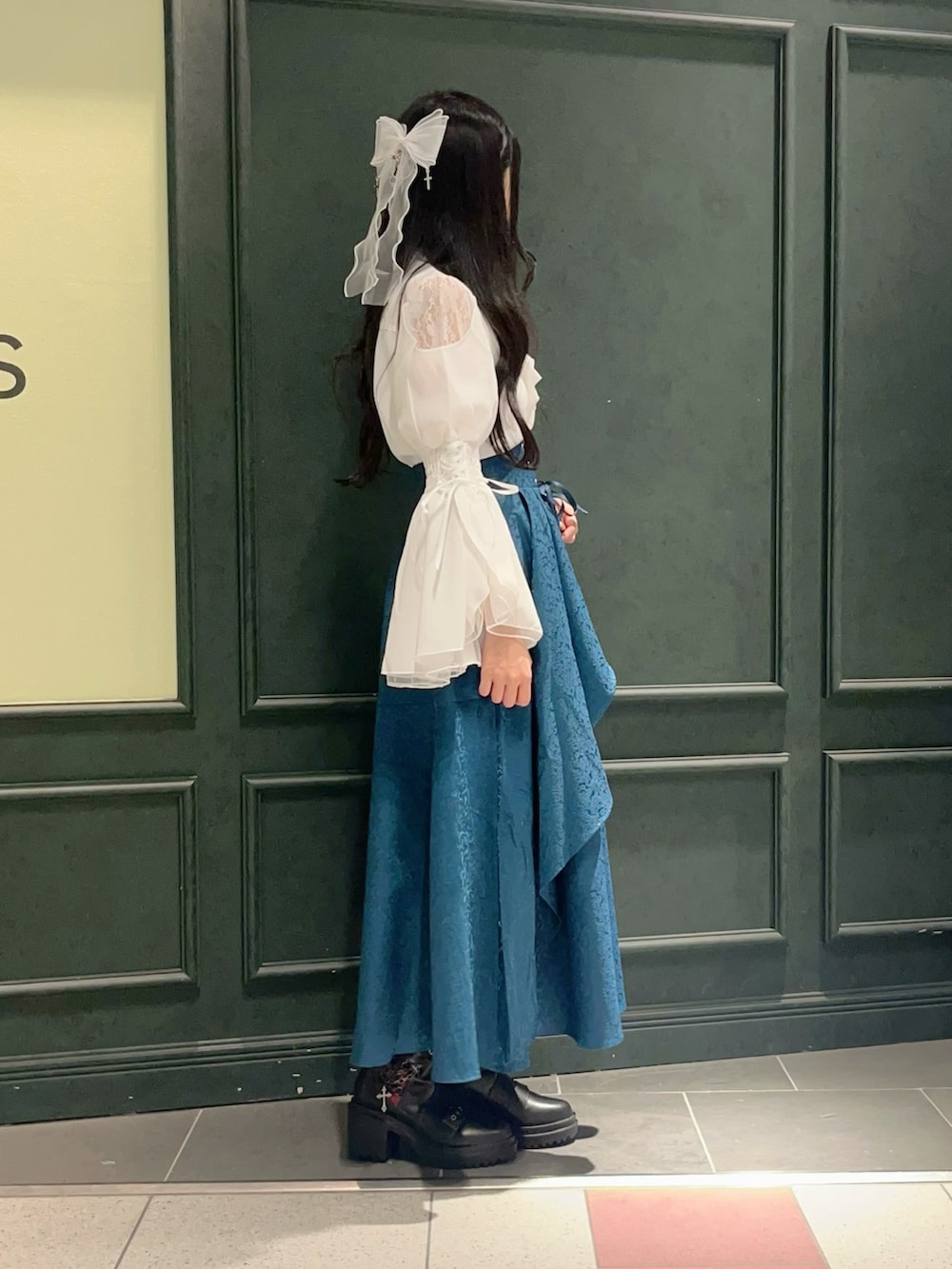 「NIBBLE POISON、ジャカード、スカート、スカートスタイル、白ブラウス、秋冬、秋冬コーデ、秋服準備はじめました、ヘアアクセ、リボン、秋服コーデ、おでかけコーデ、低身長、ブーツ、ブーツスタイル」｜「NIBBLE POISONの２ＷＡＹリボン付フレア袖ブラウス（シャツ/ブラウス、ホワイト系）」を使った、ぁゅゅさん（レディース・154cm）の秋コーディネートの2枚目の写真