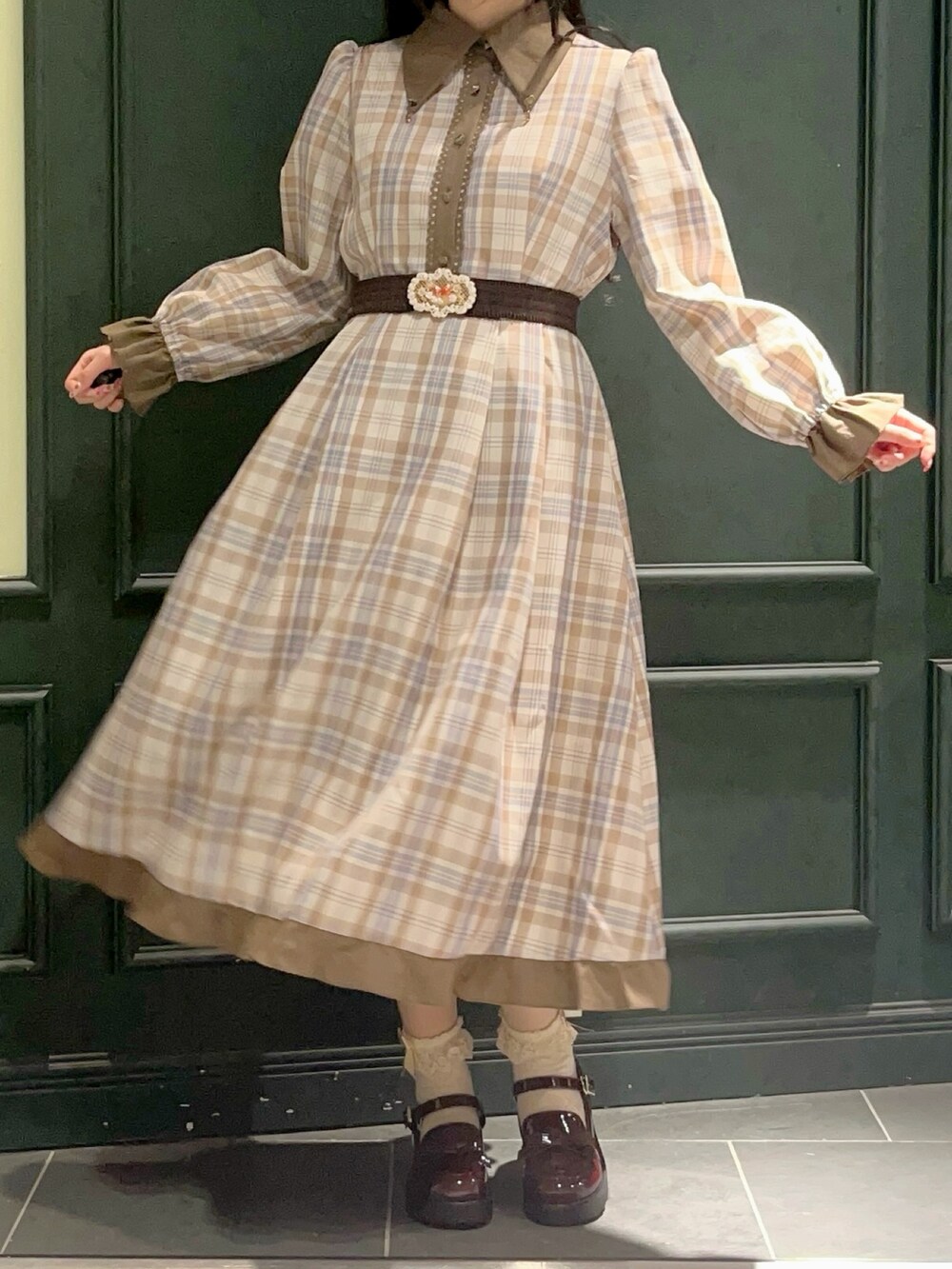 ホワイト系のニット/セーター、ベージュ系のワンピース、ブラウン系のローファーを着用したレディースの冬コーディネートの4枚目の写真