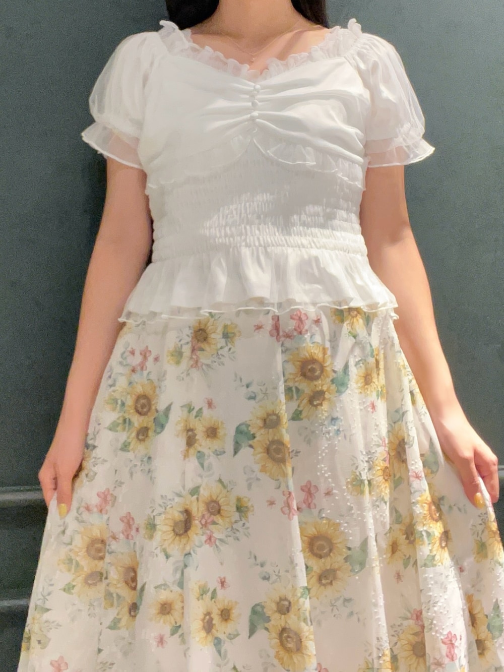 「axes femme、夏、夏コーデ、低身長、低身長コーデ、ひまわり柄、ひまわり、花柄、花柄スカート、スカートスタイル、スカート、チュールトップス、チュール、オフショル、サンダル」｜「axes femmeの合皮×雑材バイカラーバッグ（かごバッグ、ブラウン系）」を使った、ぁゅゅさん（レディース・154cm）の夏コーディネートの5枚目の写真