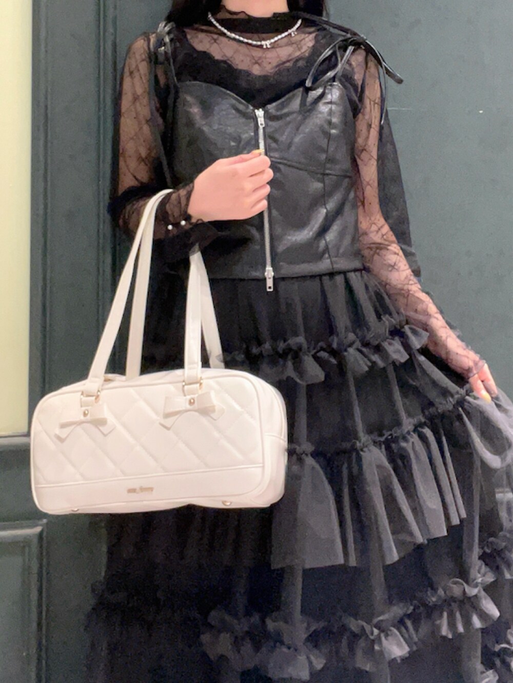 「低身長、axes femme、黒、黒コーデ、チュールスカート、レイヤードスタイル、秋っぽコーデ更新中」|「axes femmeのフリルチュールティアードスカート(スカート、ブラック系)」を使った、ぁゅゅさん(レディース・154cm)の秋コーディネートの3枚目の写真