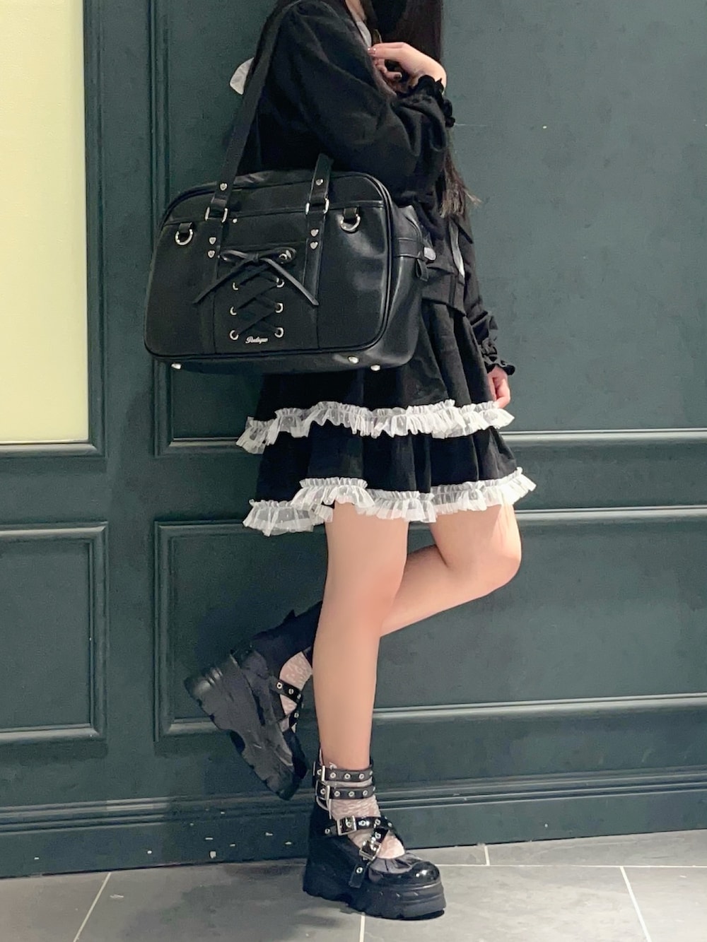 ホワイト系のキャミソール、ブラック系のカーディガン/ボレロ、ピンク系のその他パンツを着用したレディースの秋コーディネートの2枚目の写真