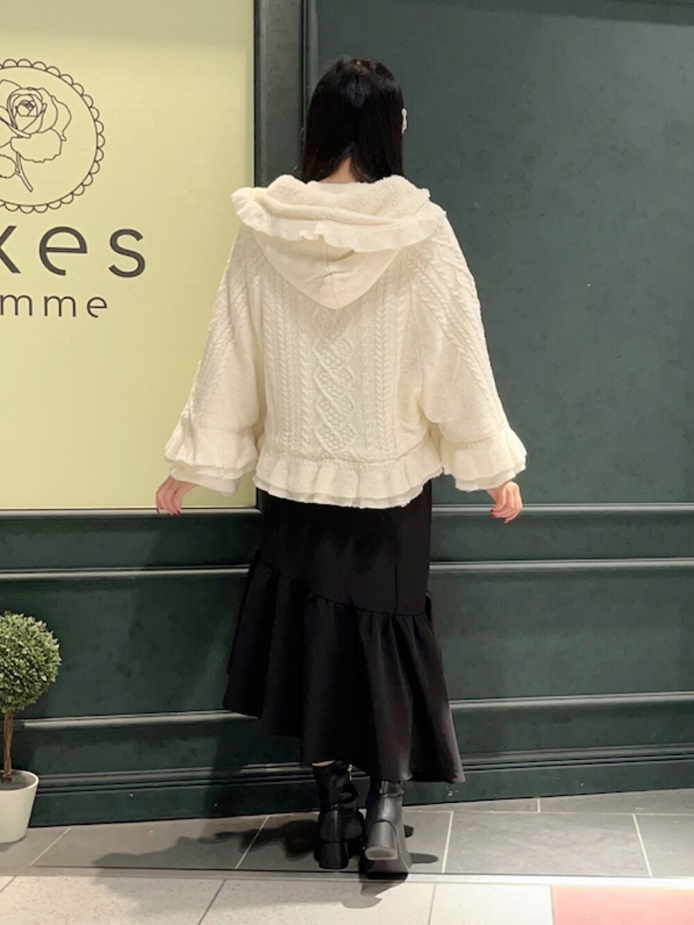 「axes femme POETIQUE、ボア、ニットケープ、ケープ、リボン、ガーリー、アウター」｜「axes femme POETIQUEのガーリー裏ボアニットケープ（ポンチョ、ホワイト系）」を使った、ぁゅゅさん（レディース・154cm）の秋コーディネートの4枚目の写真