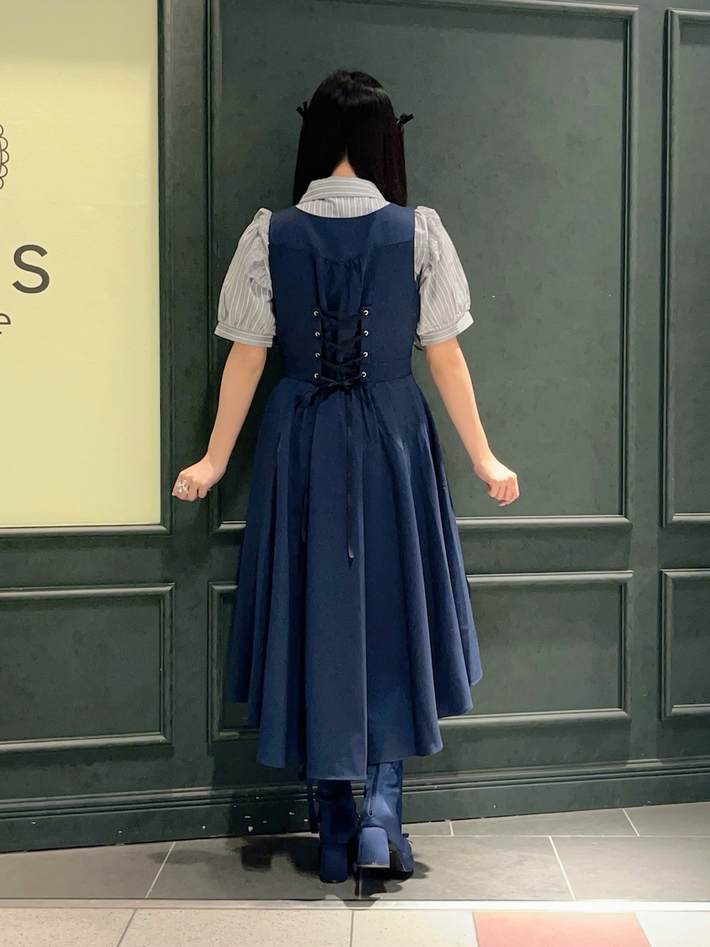 「axes femme POETIQUE、POETIQUE、ネイビー、ベスト、ミニ、ミニワンピ、ロングベスト、レースアップ、クラシカル、低身長、低身長コーデ、参戦服、ジャボブラウス、指輪」|「axes femme POETIQUEのジャボブローチ付ブラウス(シャツ/ブラウス、グレー系)」を使った、ぁゅゅさん(レディース・154cm)の夏コーディネートの4枚目の写真