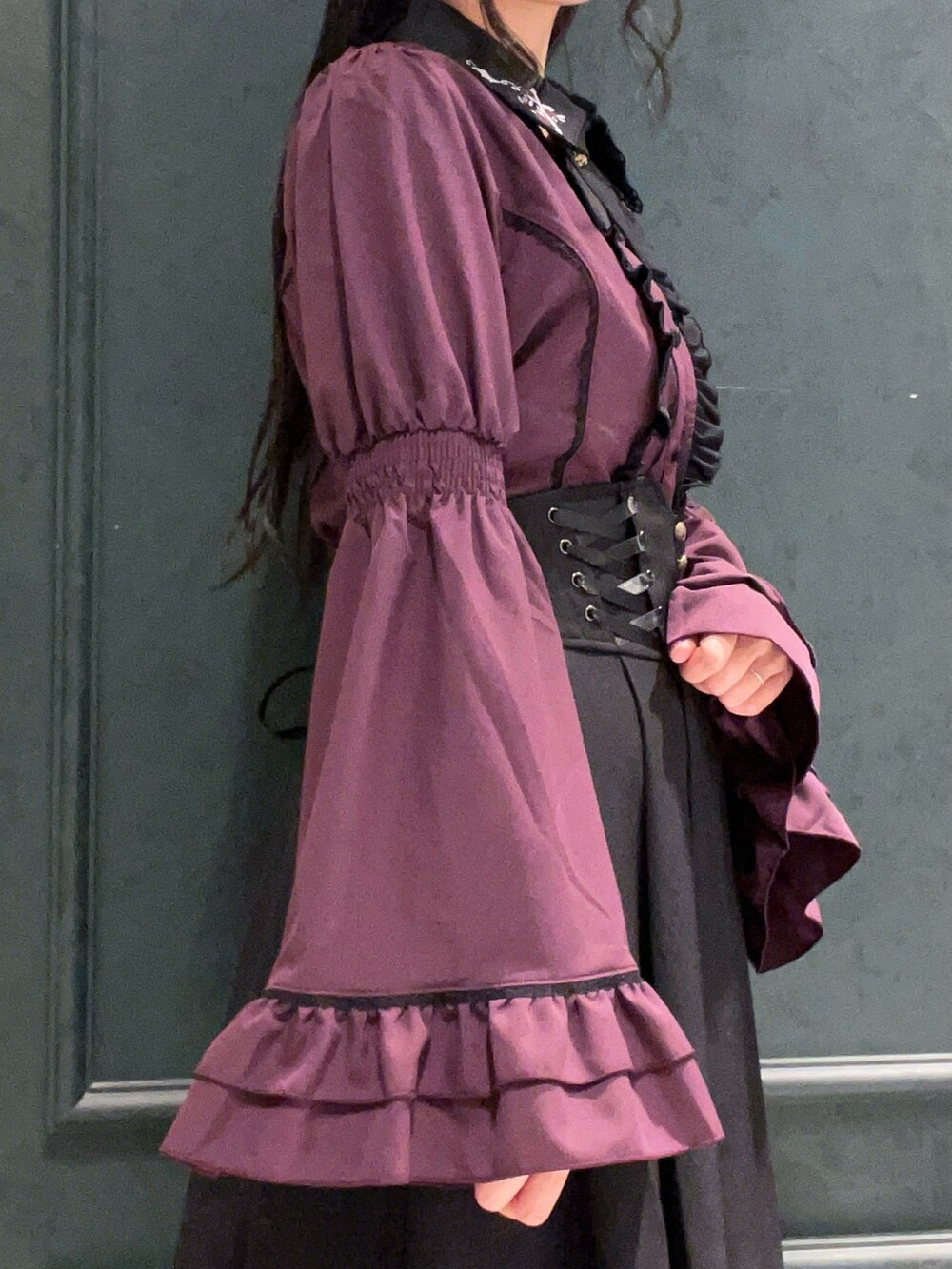 パープル系のシャツ/ブラウス、ブラック系のブーツ、ブラック系のショルダーバッグを着用したレディースの秋コーディネートの5枚目の写真