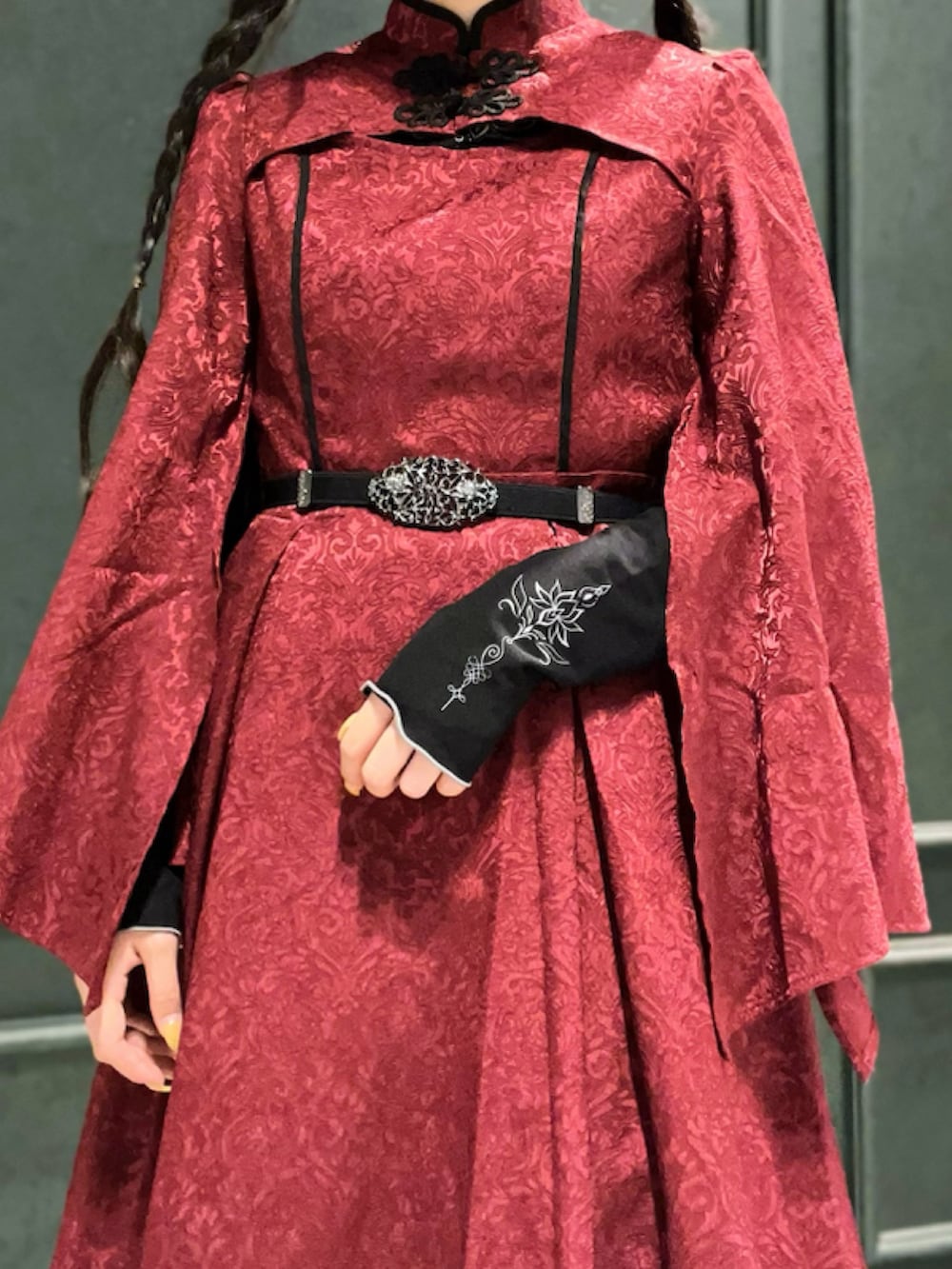 レッド系のブーツ、レッド系のワンピース、レッド系のショルダーバッグを着用したレディースの秋コーディネートの8枚目の写真