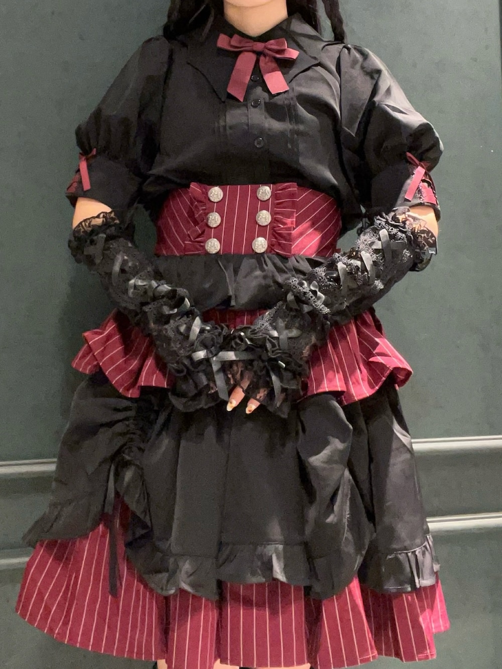 「Chalmiere、ハロウィン、ハロウィンコーデ、ゴシック、ゴシックロリータ、ロリータ、lolitafashion、赤×黒、赤、ユニバ、ストライプ、ミニスカート、アームカバー、halloween」｜「Chalmiereのレースアップアームカバー（手袋、ブラック系）」を使った、ぁゅゅさん（レディース・154cm）の秋コーディネートの4枚目の写真