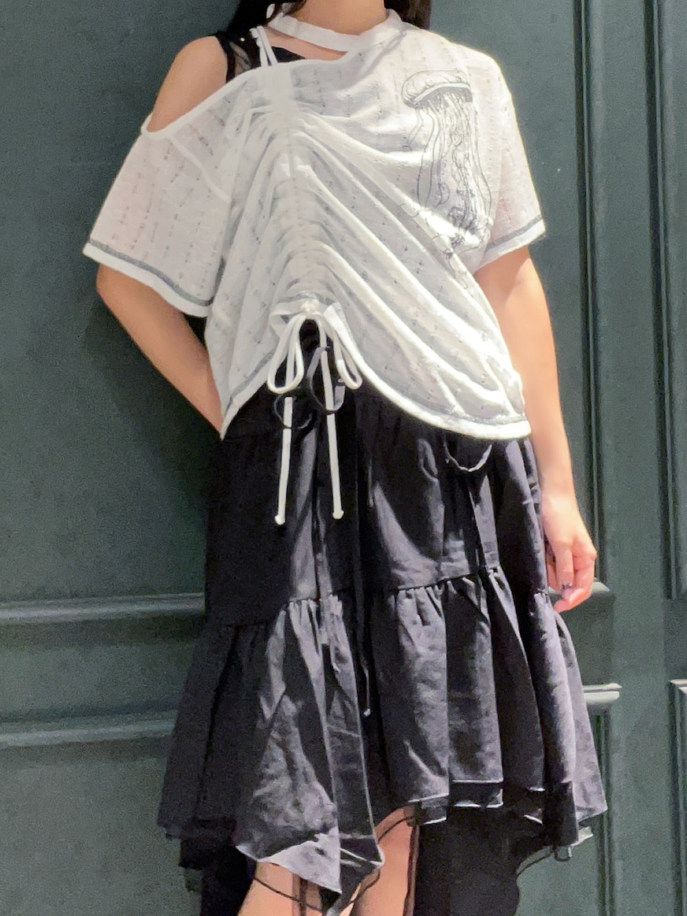 「axes femme POETIQUE、夏、夏コーデ、クラゲ、モノトーン、モノトーンコーデ、白黒、キャミワンピ、バッグ、ミニバッグ、低身長、夏ファッション、夏服」|「axes femme POETIQUEの厚底レースアップスポサン(サンダル、ブラック系)」を使った、ぁゅゅさん(レディース・154cm)の夏コーディネートの5枚目の写真
