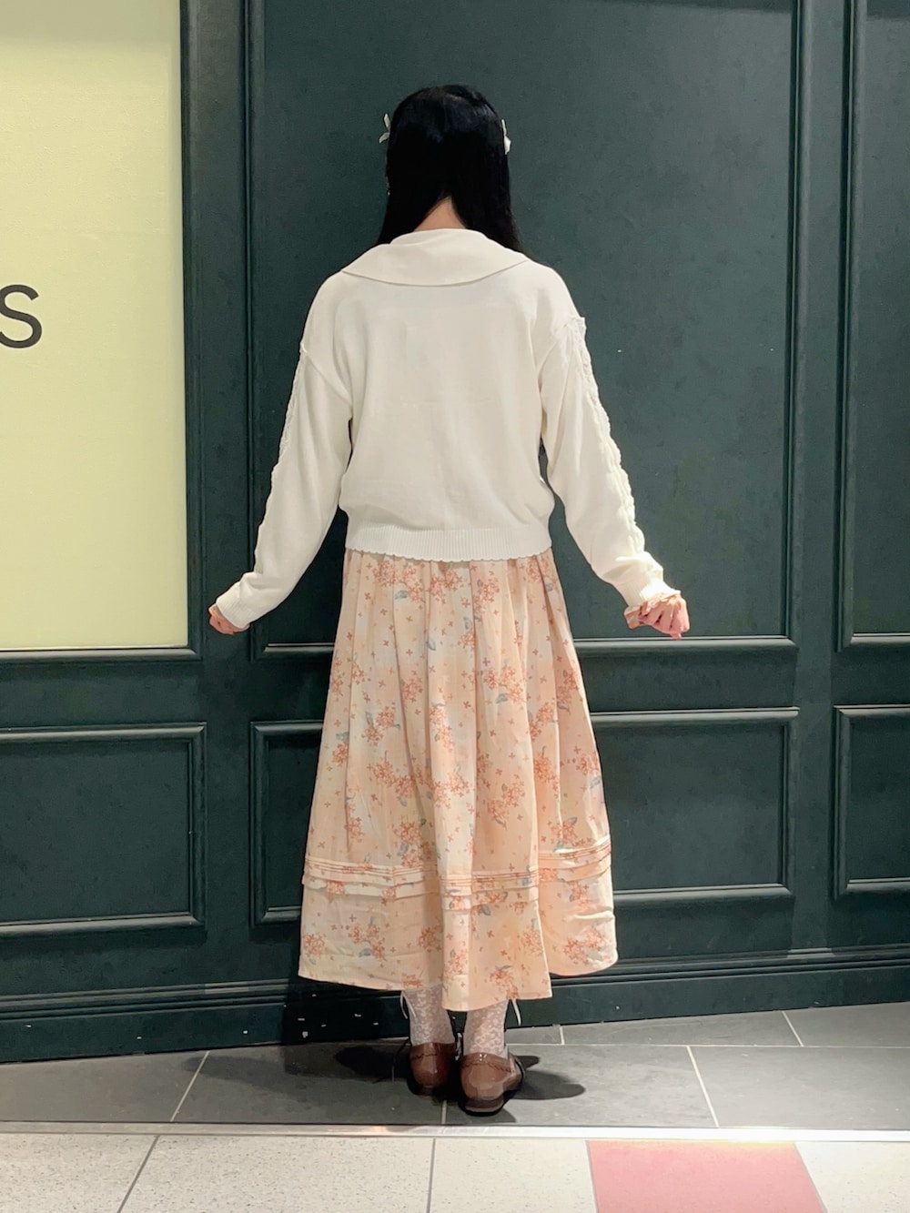 「axes femme、秋、秋コーデ、秋のコーデ、秋服、金木犀、キンモクセイ、花柄、花柄スカート、レディースファッション、初秋コーデ、おでかけコーデ、秋色、アクセサリー、秋服コーデ」｜「axes femmeの金木犀モチーフイヤリング（イヤリング、ゴールド系）」を使った、ぁゅゅさん（レディース・154cm）の秋コーディネートの4枚目の写真
