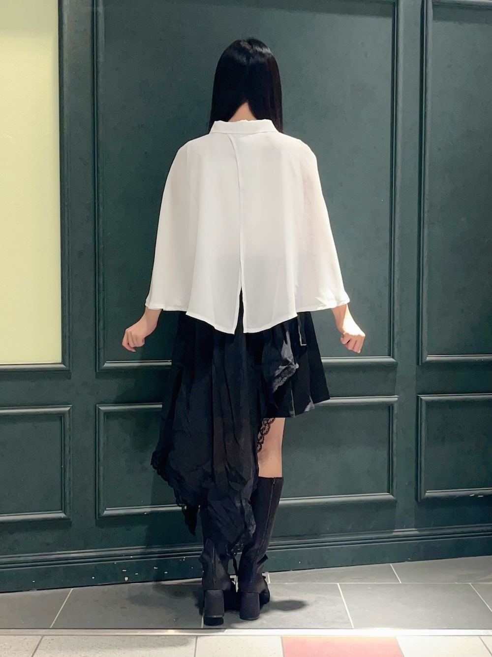 「axes femme POETIQUE、モノトーン、モノトーンコーデ、白黒、白黒コーデ、ケープ、ケープブラウス、モード、モード系、モードスタイル、オーバースカート、ミニスカート、ノースリーブ、ノースリーブブラウス、夏コーデ」｜「axes femme POETIQUEのオーバースカート付ミニスカート（スカート、ブラック系）」を使った、ぁゅゅさん（レディース・154cm）の夏コーディネートの4枚目の写真