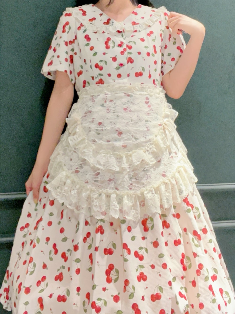「axes femme、さくらんぼ、さくらんぼ柄、チェリー、セーラー、セーラー襟、セーラーワンピース、夏、夏コーデ、低身長、お出かけコーデ、夏服、かごバッグ、バブーシュカ、エプロン」｜「axes femmeのチェリーローズ柄セーラーワンピース（ワンピース、ホワイト系）」を使った、ぁゅゅさん（レディース・154cm）の夏コーディネートの5枚目の写真