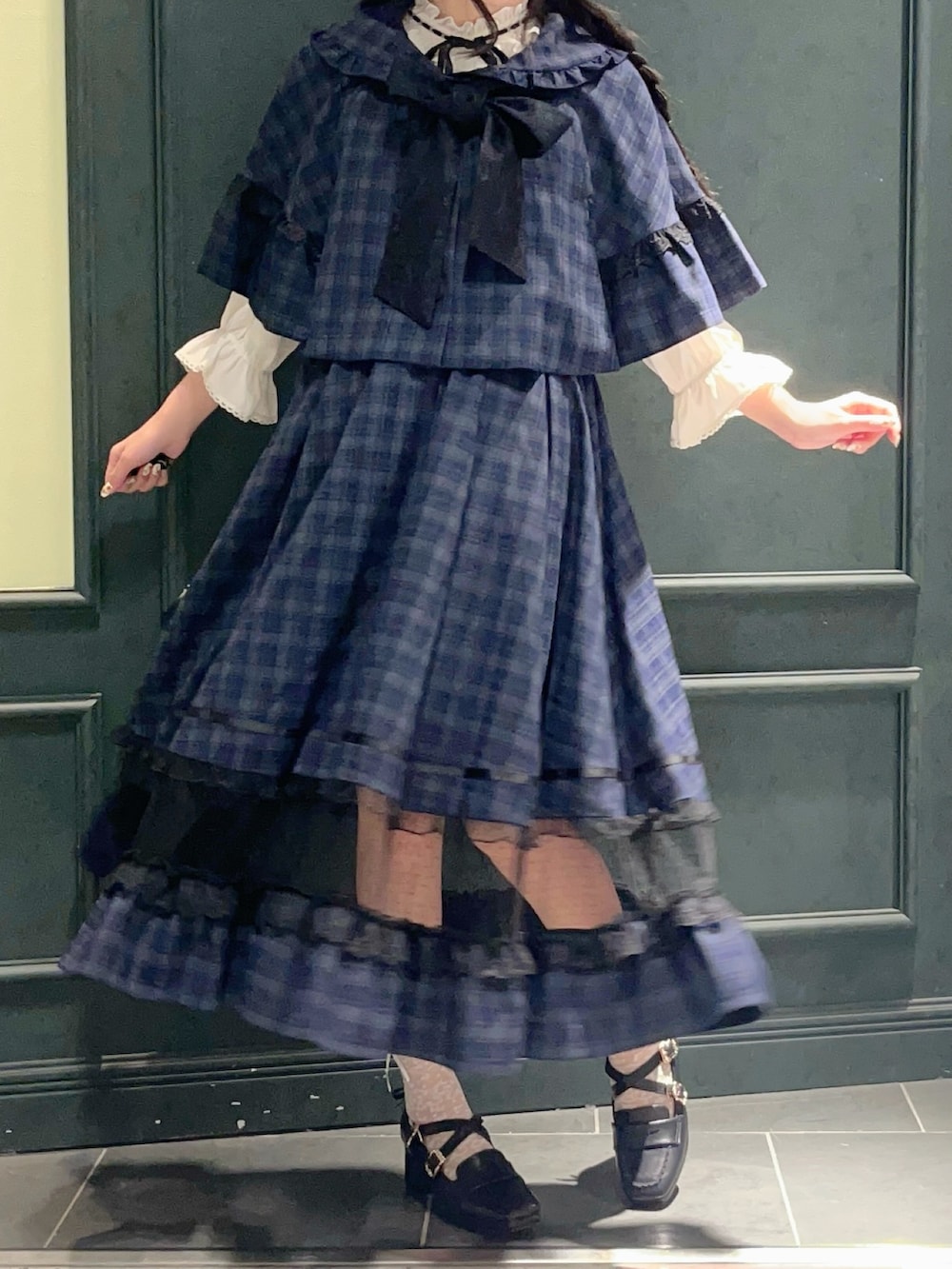 「axes femme POETIQUE、チェック、チェック柄、秋、秋コーデ、秋のコーデ、秋服、探偵、ケープ、レディースファッション、着回しコーデ、おでかけコーデ、おでかけ、ロングスカート、ブルー」|「axes femme POETIQUEのサス付ハイウエストロングスカート(スカート、ブルー系)」を使った、ぁゅゅさん(レディース・154cm)の夏コーディネートの2枚目の写真