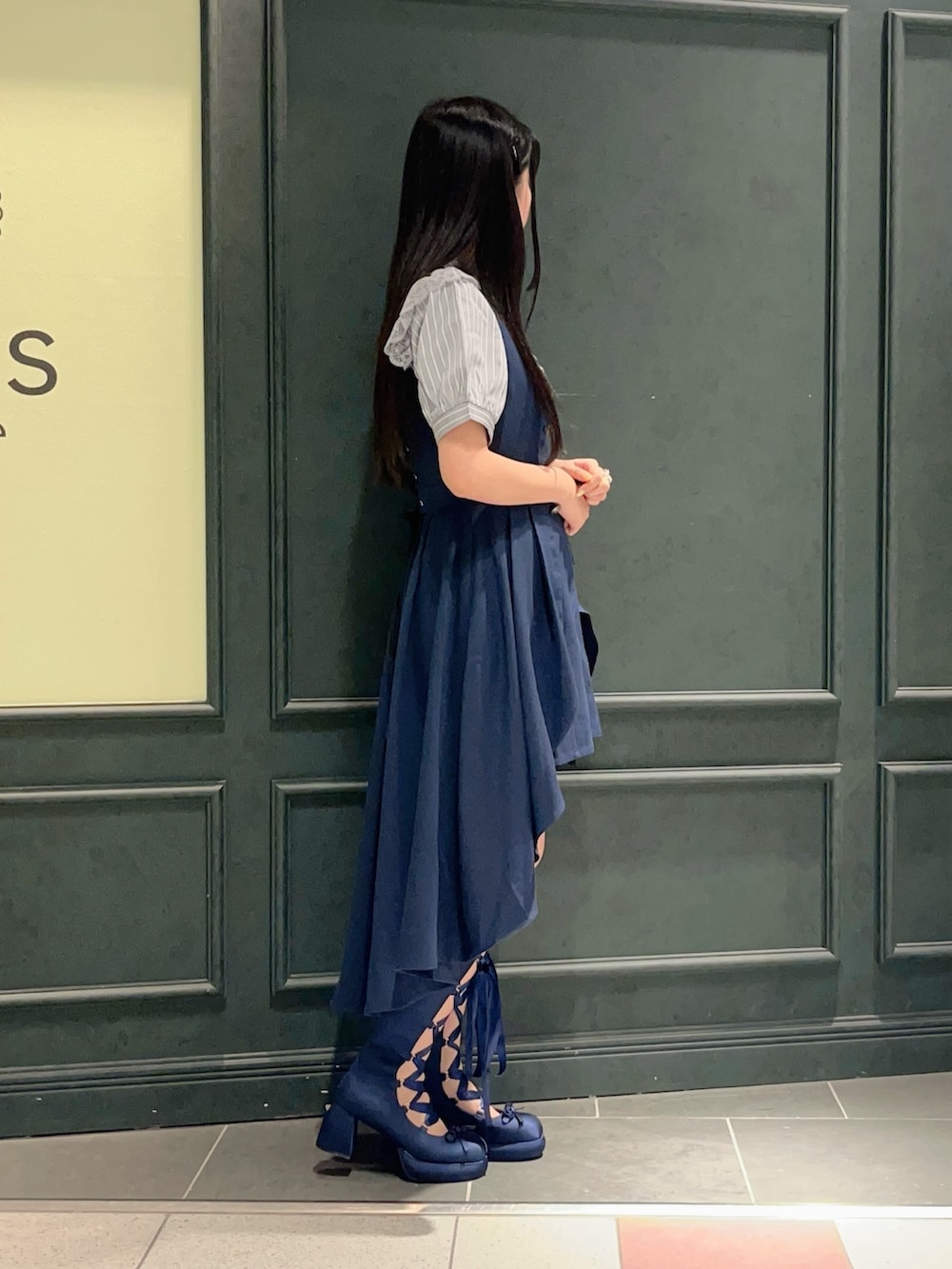 「axes femme POETIQUE、POETIQUE、ネイビー、ベスト、ミニ、ミニワンピ、ロングベスト、レースアップ、クラシカル、低身長、低身長コーデ、参戦服、ジャボブラウス、指輪」|「axes femme POETIQUEのジャボブローチ付ブラウス(シャツ/ブラウス、グレー系)」を使った、ぁゅゅさん(レディース・154cm)の夏コーディネートの3枚目の写真