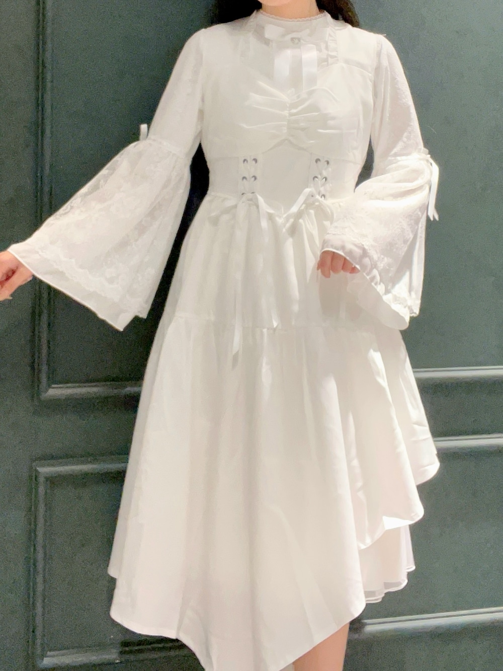 「axes femme POETIQUE、axes femme、白、白ワンピース、白コーデ、姫袖、white、テーマパークコーデ」｜「axes femme POETIQUEのリボン付レース姫袖ブラウス（シャツ/ブラウス、ホワイト系）」を使った、ぁゅゅさん（レディース・154cm）の秋コーディネートの4枚目の写真