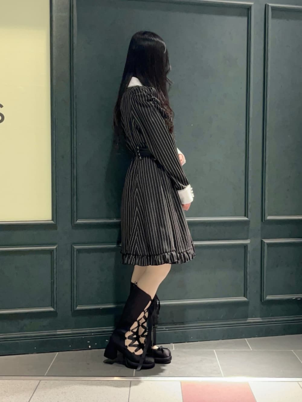 「axes femme POETIQUE、低身長、低身長コーデ、低身長女子、黒、黒コーデ、ブラック、バウンドコーデ、ストライプ、ストライプワンピース、レースアップシューズ、レースアップ」｜「axes femme POETIQUEのサイドレースアップワンピ（ワンピース、ブラック系）」を使った、ぁゅゅさん（レディース・154cm）の冬コーディネートの3枚目の写真