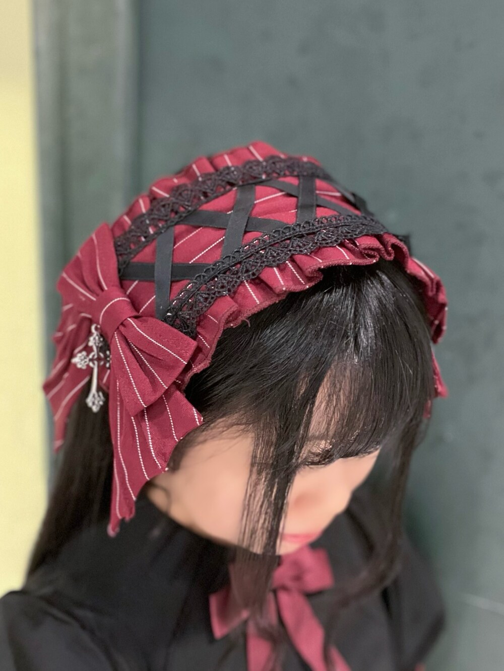 ブラック系のシャツ/ブラウス、レッド系のブルゾン、レッド系のパンプスを着用したレディースの秋コーディネートの5枚目の写真