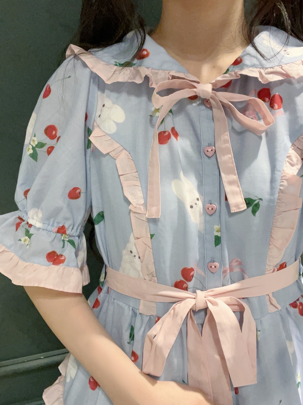 ぁゅゅさんの「チェリーバニー柄ワンピース（Chalmiere）」を使ったコーディネートの6枚目の写真