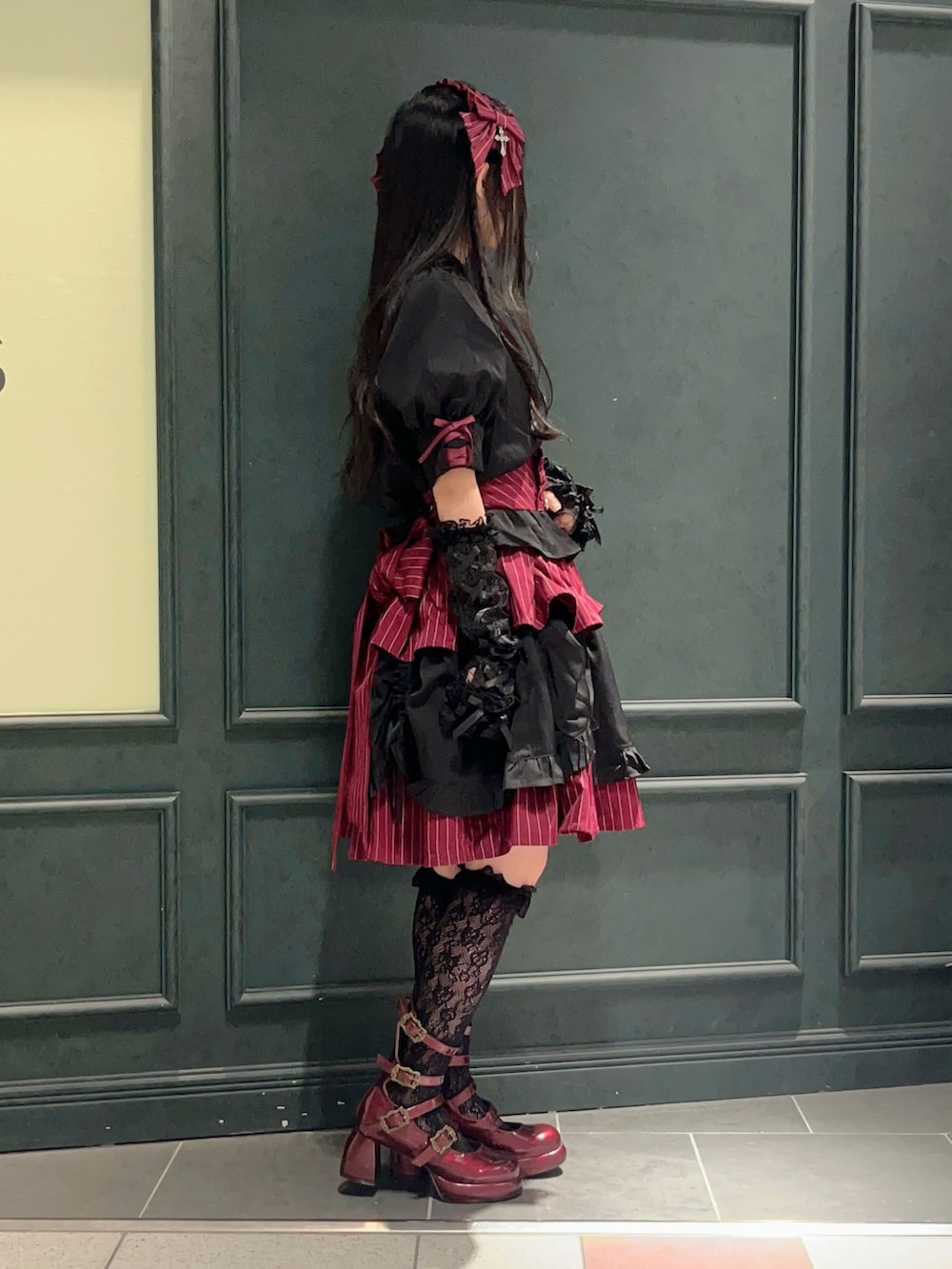 「Chalmiere、ハロウィン、ハロウィンコーデ、ゴシック、ゴシックロリータ、ロリータ、lolitafashion、赤×黒、赤、ユニバ、ストライプ、ミニスカート、アームカバー、halloween」｜「Chalmiereのレースアップアームカバー（手袋、ブラック系）」を使った、ぁゅゅさん（レディース・154cm）の秋コーディネートの3枚目の写真