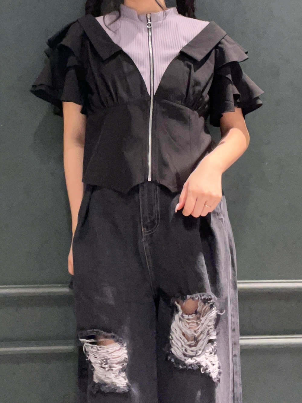 「axes femme、axes femme POETIQUE、黒、紫、デニム、デニムパンツ、サブカル、ダーク、ダークカラー、低身長、低身長コーデ、夏、ショルダーバッグ、パンツコーデ、ストリートコーデ」|「axes femme POETIQUEのレイヤードフレア袖シャツ(シャツ/ブラウス、ブラック系)」を使った、ぁゅゅさん(レディース・154cm)の春コーディネートの5枚目の写真