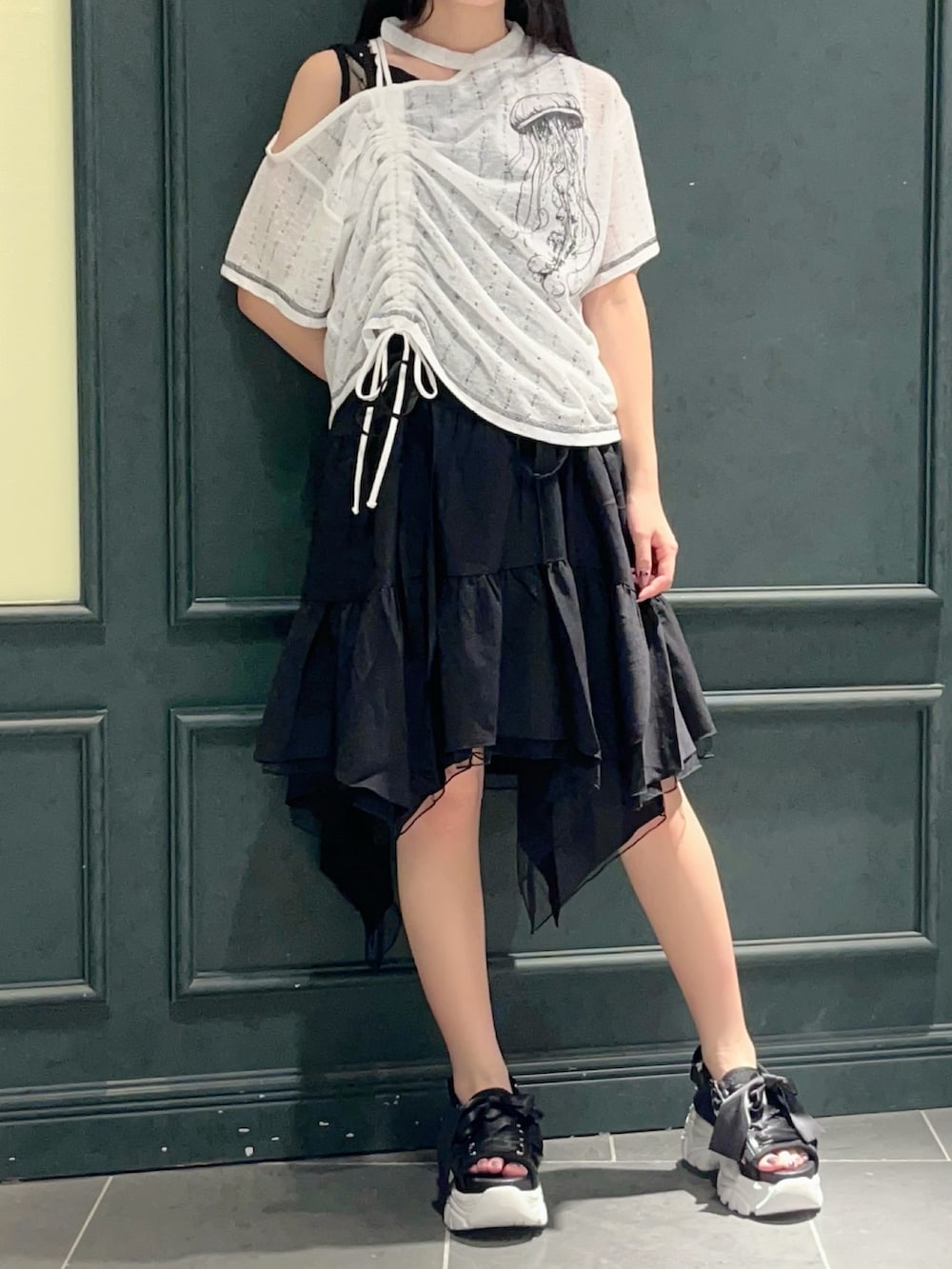 「axes femme POETIQUE、夏、夏コーデ、クラゲ、モノトーン、モノトーンコーデ、白黒、キャミワンピ、バッグ、ミニバッグ、低身長、夏ファッション、夏服」|「axes femme POETIQUEの厚底レースアップスポサン(サンダル、ブラック系)」を使った、ぁゅゅさん(レディース・154cm)の夏コーディネートの2枚目の写真