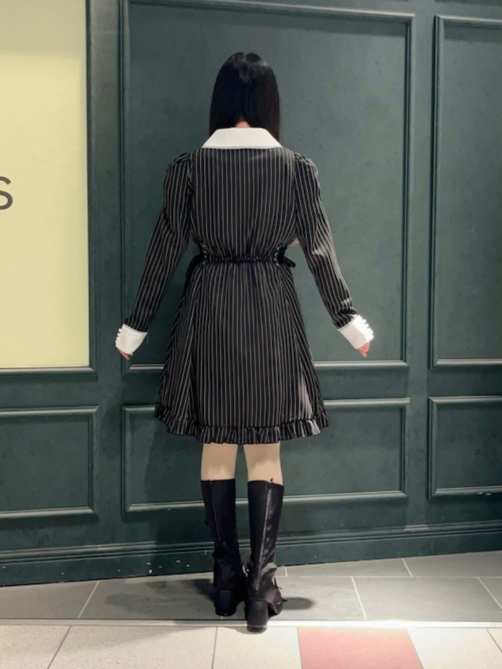 「axes femme POETIQUE、低身長、低身長コーデ、低身長女子、黒、黒コーデ、ブラック、バウンドコーデ、ストライプ、ストライプワンピース、レースアップシューズ、レースアップ」｜「axes femme POETIQUEのサイドレースアップワンピ（ワンピース、ブラック系）」を使った、ぁゅゅさん（レディース・154cm）の冬コーディネートの4枚目の写真