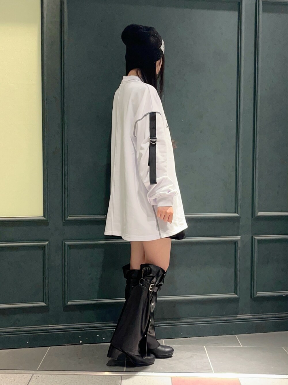 「axes femme、Fickle Bebe、低身長、モノトーン、サブカル、白黒、お出かけコーデ、モノトーンコーデ、低身長コーデ」｜「axes femme POETIQUEのチョーカー風ビックプル（Tシャツ/カットソー、ホワイト系）」を使った、ぁゅゅさん（レディース・154cm）の秋コーディネートの4枚目の写真