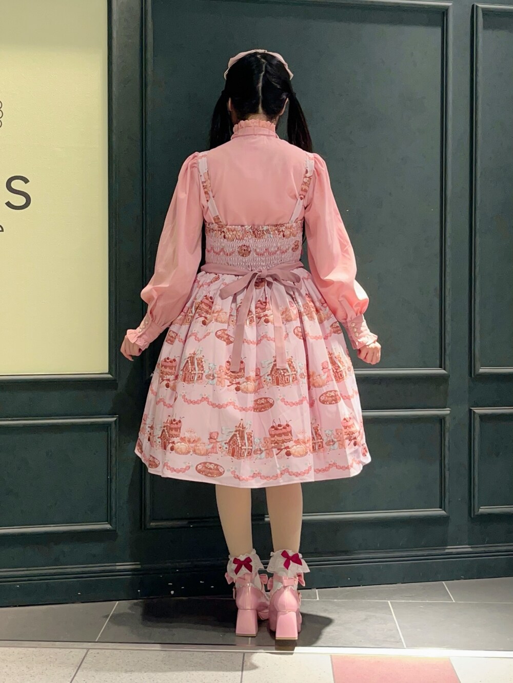 「axes femme、chalmiere、ロリータ、ジャンスカ、低身長、低身長コーデ、axes femme kawaii、ピンク、ピンクコーデ」｜「axes femme kawaiiのお菓子の家柄ジャンスカ（ジャンパースカート、ピンク系）」を使った、ぁゅゅさん（レディース・154cm）の春コーディネートの2枚目の写真