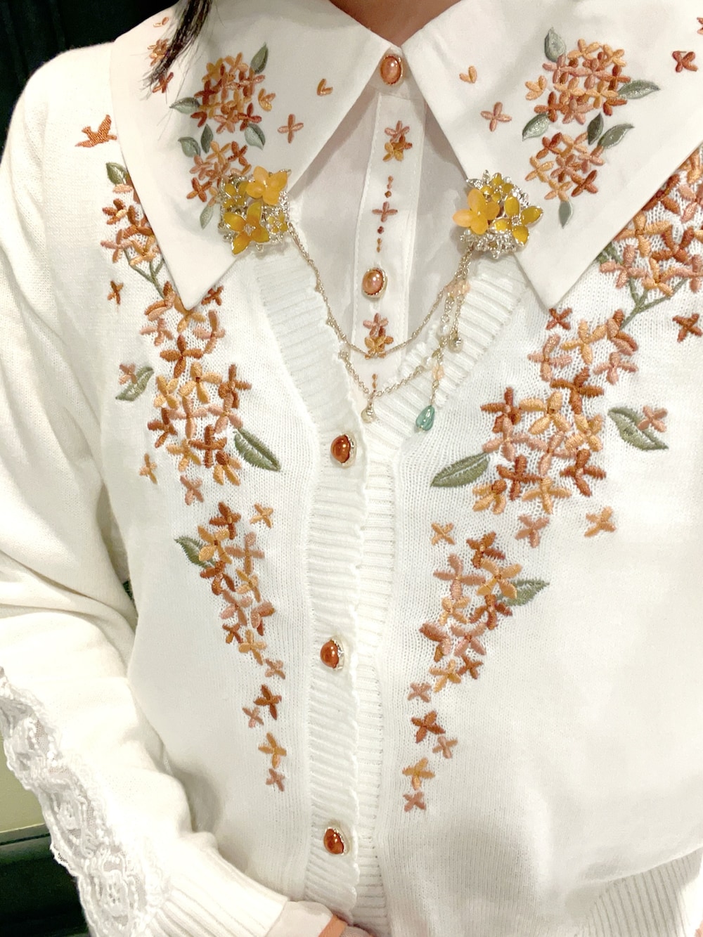 「axes femme、秋、秋コーデ、秋のコーデ、秋服、金木犀、キンモクセイ、花柄、花柄スカート、レディースファッション、初秋コーデ、おでかけコーデ、秋色、アクセサリー、秋服コーデ」｜「axes femmeの金木犀モチーフイヤリング（イヤリング、ゴールド系）」を使った、ぁゅゅさん（レディース・154cm）の秋コーディネートの6枚目の写真