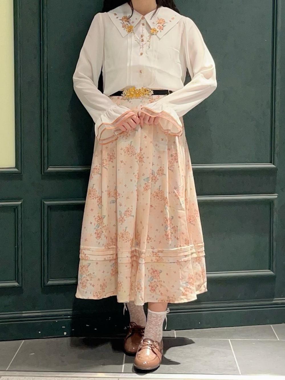 「axes femme、秋、秋コーデ、秋のコーデ、秋服、金木犀、キンモクセイ、花柄、花柄スカート、レディースファッション、初秋コーデ、おでかけコーデ、秋色、アクセサリー、秋服コーデ」｜「axes femmeの金木犀モチーフイヤリング（イヤリング、ゴールド系）」を使った、ぁゅゅさん（レディース・154cm）の秋コーディネートの7枚目の写真